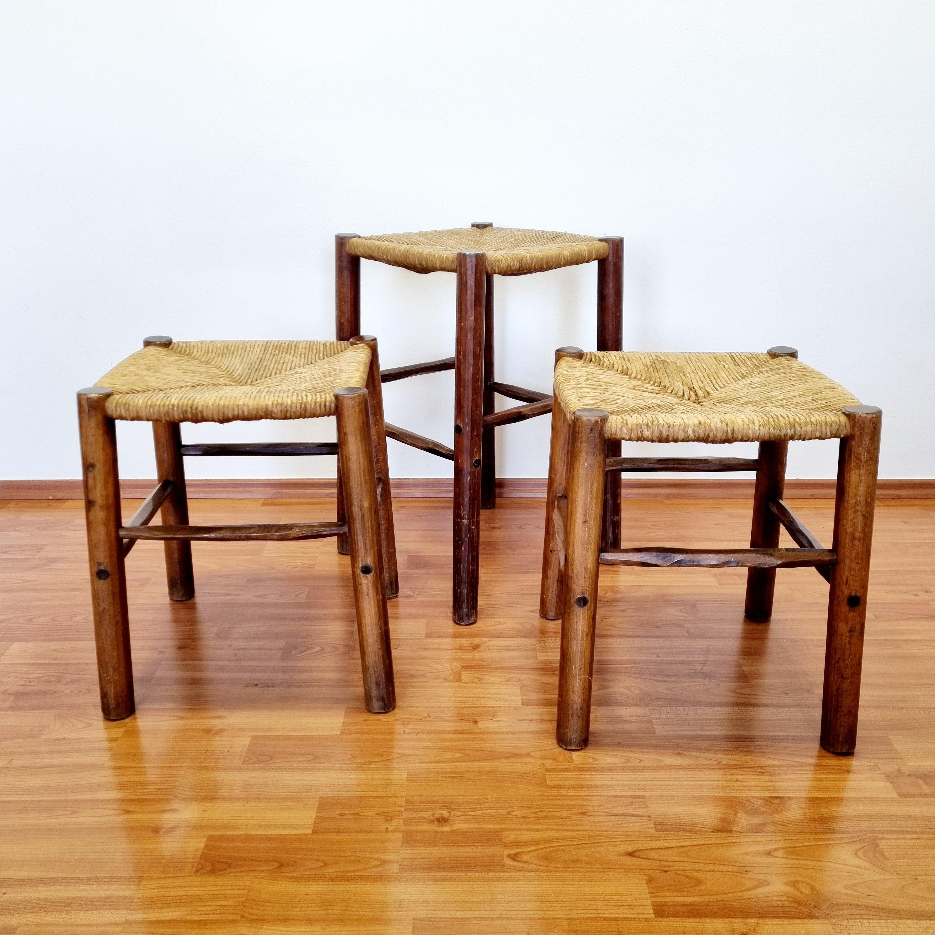 Ensemble de trois tabourets rustiques en bois et cannage du milieu du siècle, Italie années 60 en vente 4