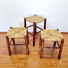 Ensemble de trois tabourets rustiques en bois et cannage du milieu du siècle, Italie années 60