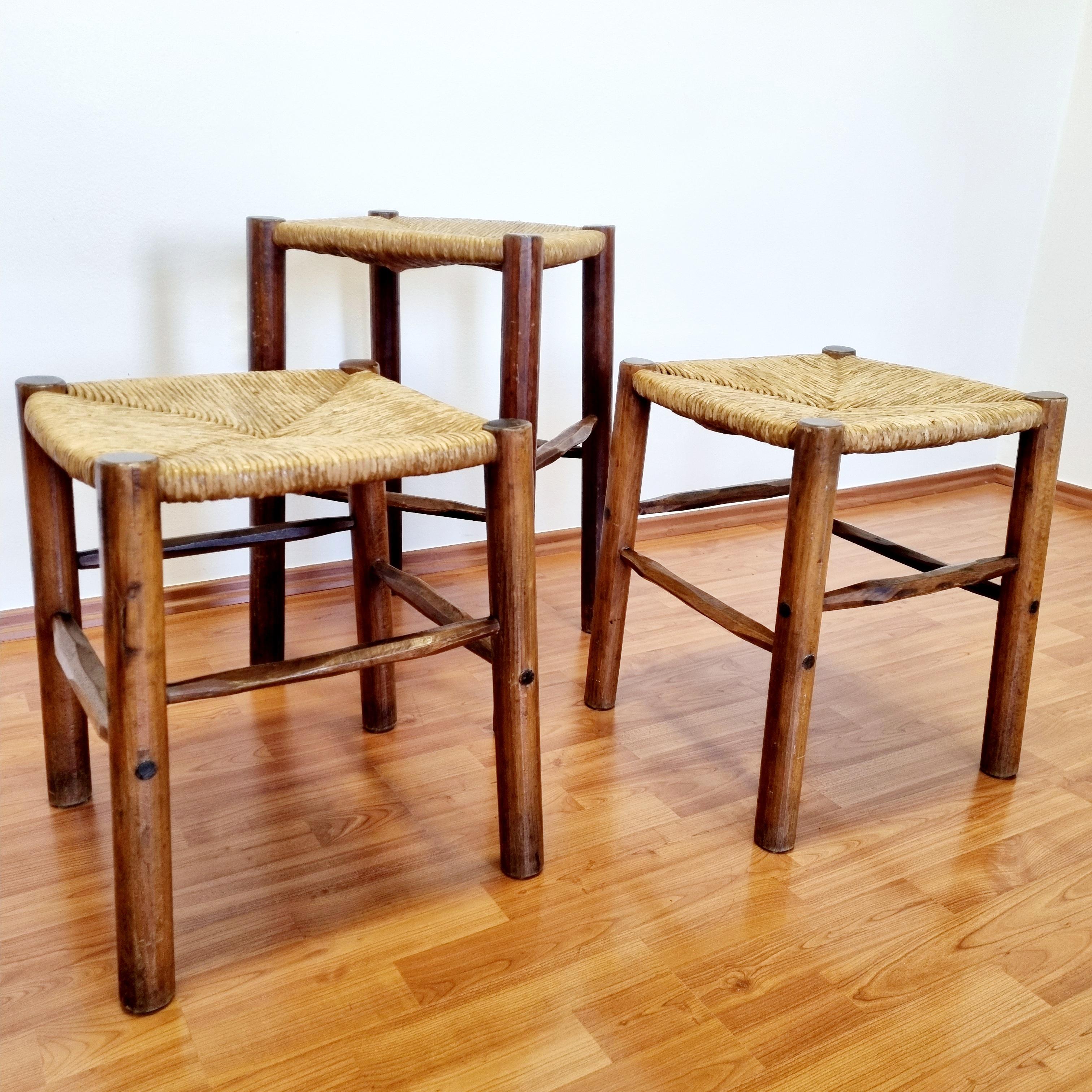 Mid-Century Modern Ensemble de trois tabourets rustiques en bois et cannage du milieu du siècle, Italie années 60 en vente