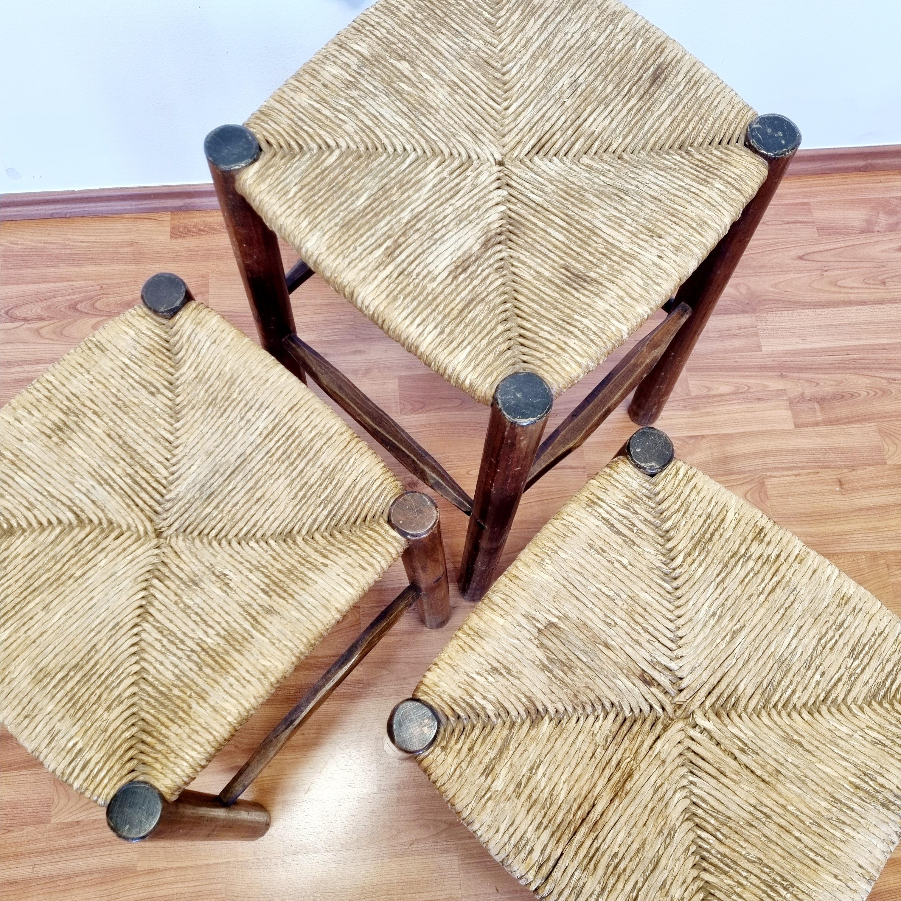 italien Ensemble de trois tabourets rustiques en bois et cannage du milieu du siècle, Italie années 60 en vente