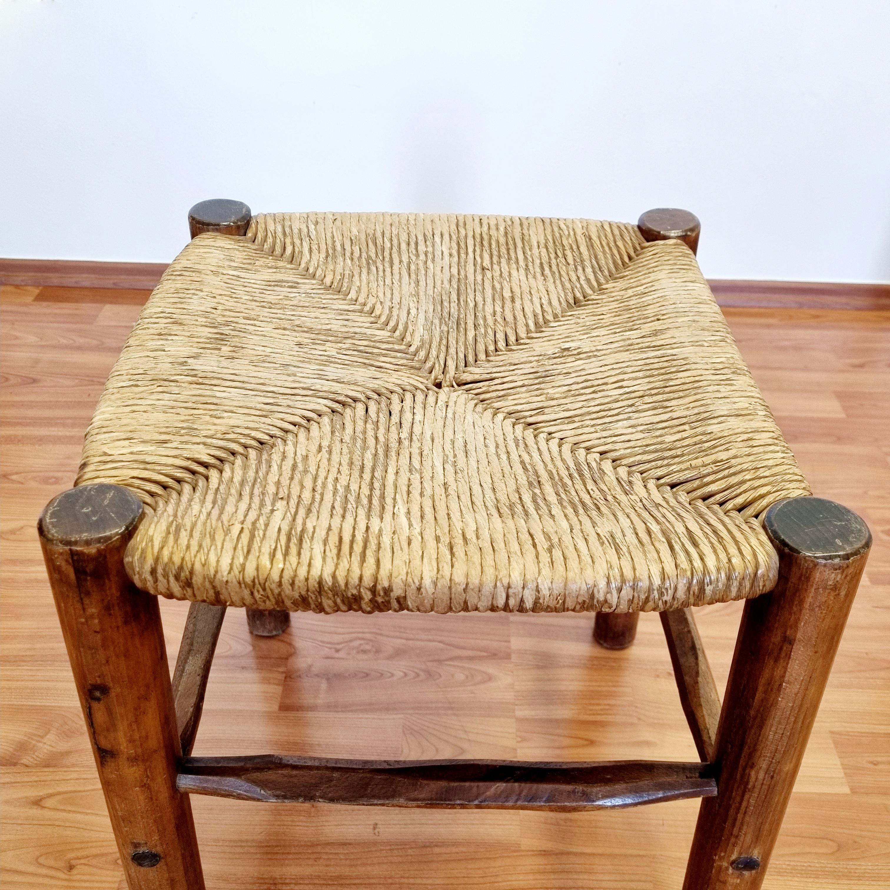 Ensemble de trois tabourets rustiques en bois et cannage du milieu du siècle, Italie années 60 Bon état - En vente à Lucija, SI