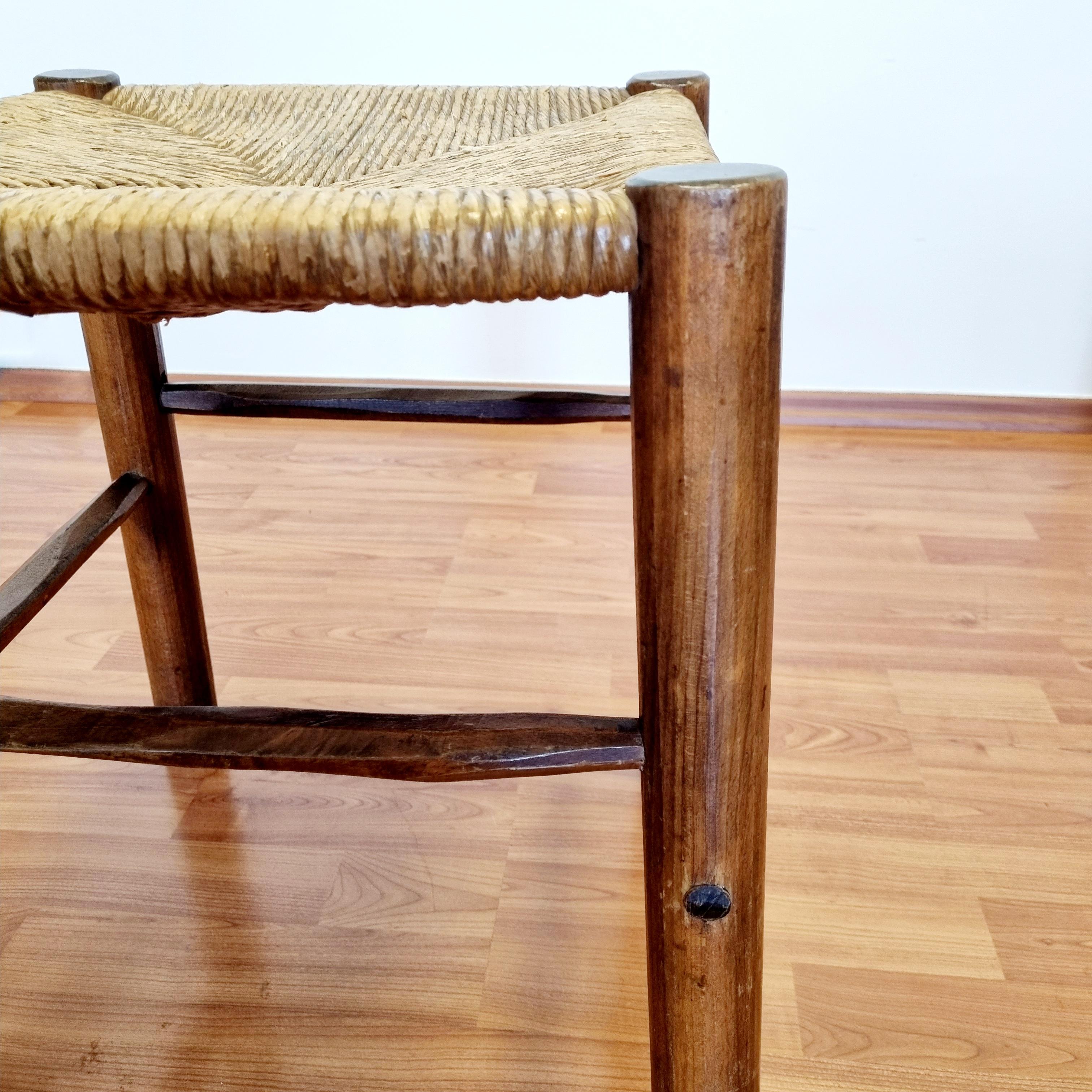 Milieu du XXe siècle Ensemble de trois tabourets rustiques en bois et cannage du milieu du siècle, Italie années 60 en vente