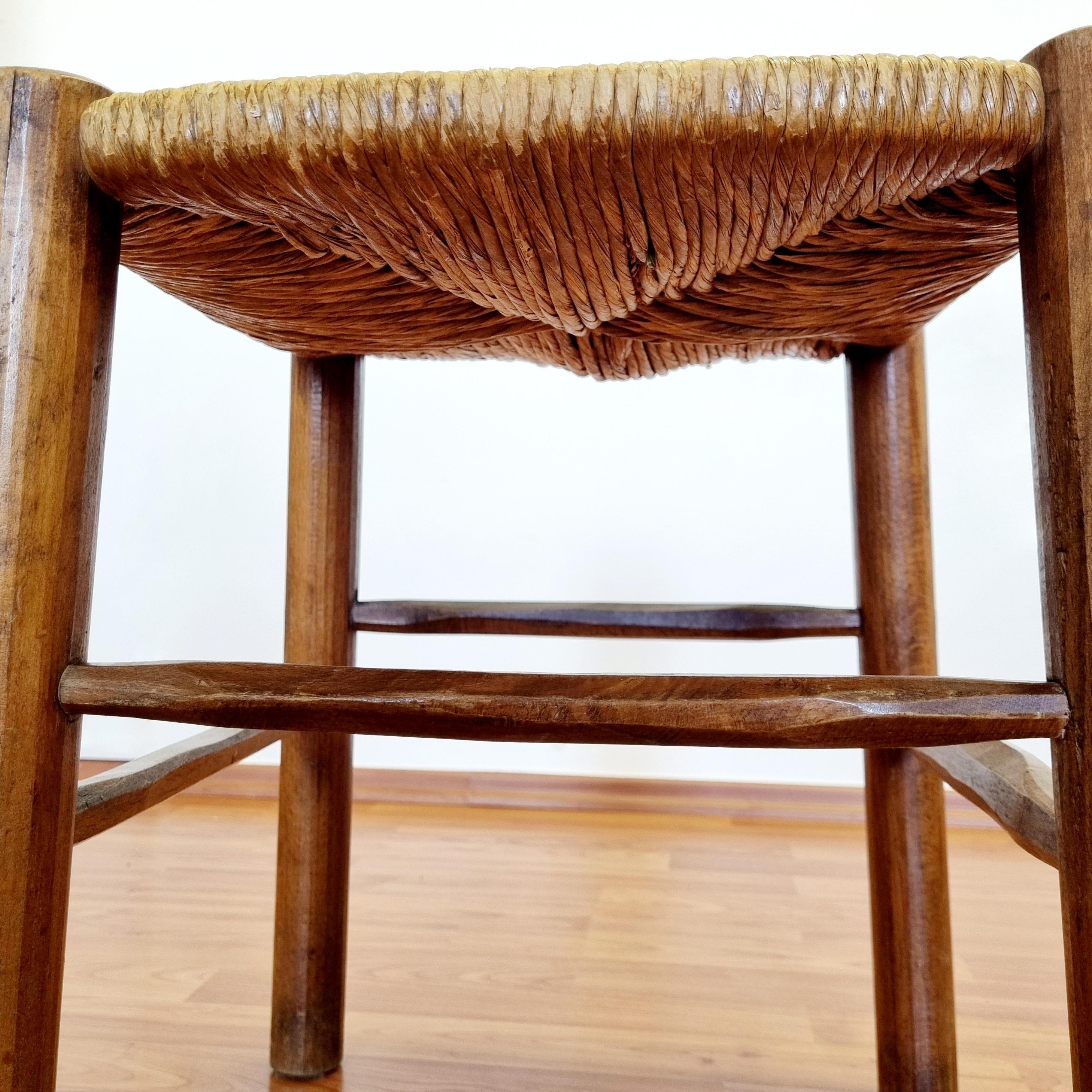 Canne Ensemble de trois tabourets rustiques en bois et cannage du milieu du siècle, Italie années 60 en vente