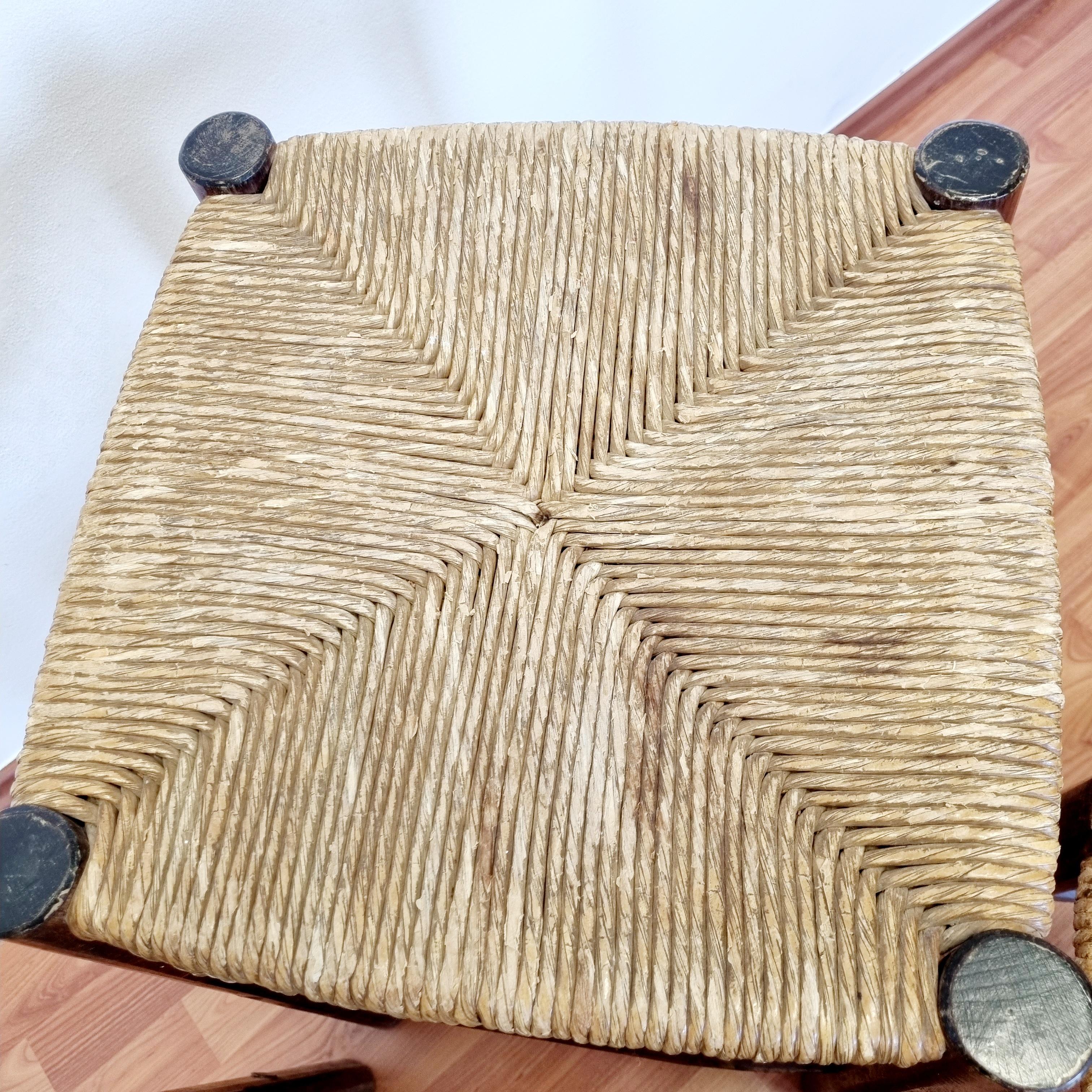Ensemble de trois tabourets rustiques en bois et cannage du milieu du siècle, Italie années 60 en vente 1