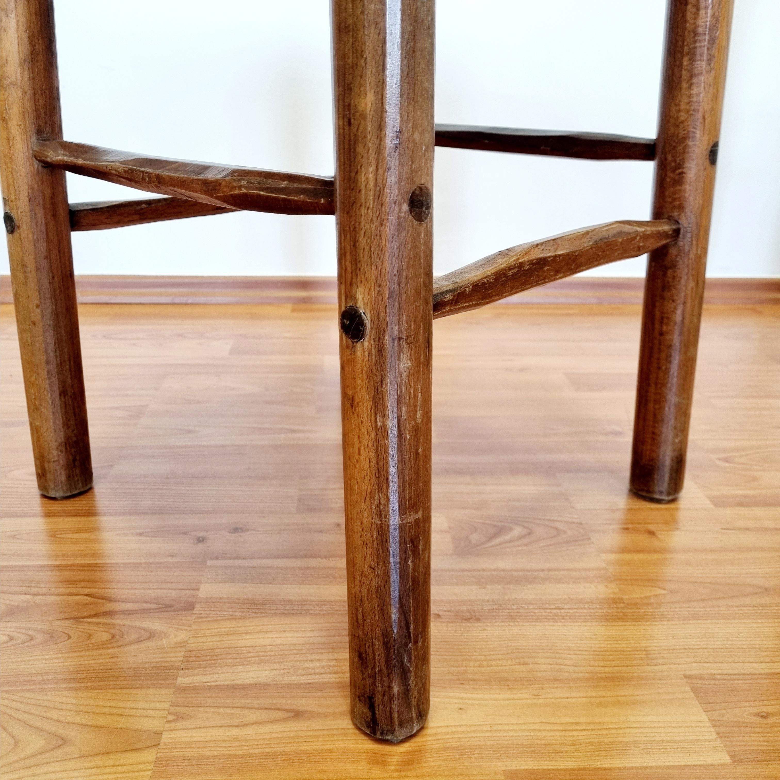 Ensemble de trois tabourets rustiques en bois et cannage du milieu du siècle, Italie années 60 en vente 2