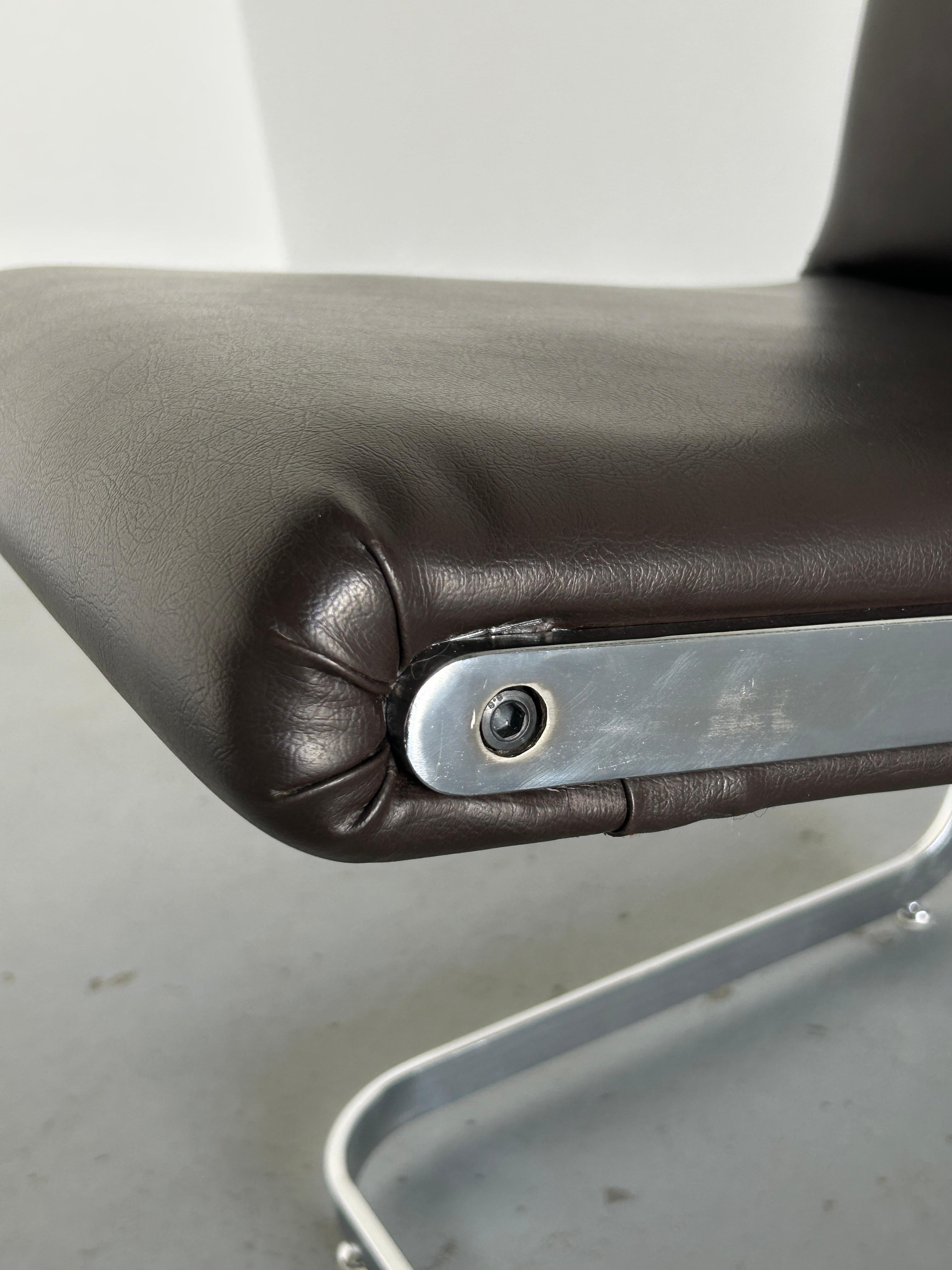 1 of 3 Italian Space Age Cantilever Lounge Chairs in Steel and Faux Leather, 70s For Sale 10