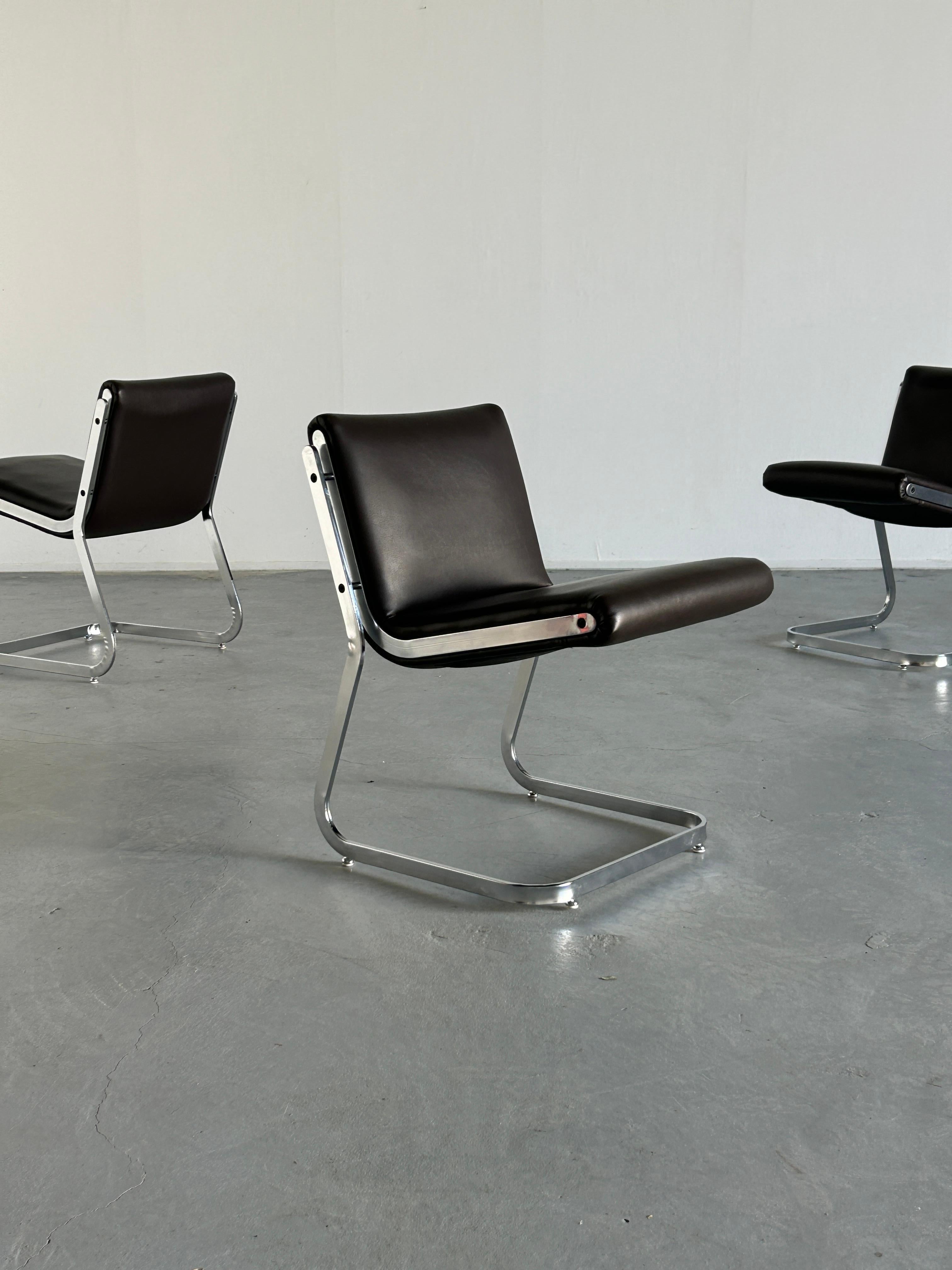 1 of 3 Italian Space Age Cantilever Lounge Chairs in Steel and Faux Leather, 70s In Good Condition For Sale In Zagreb, HR