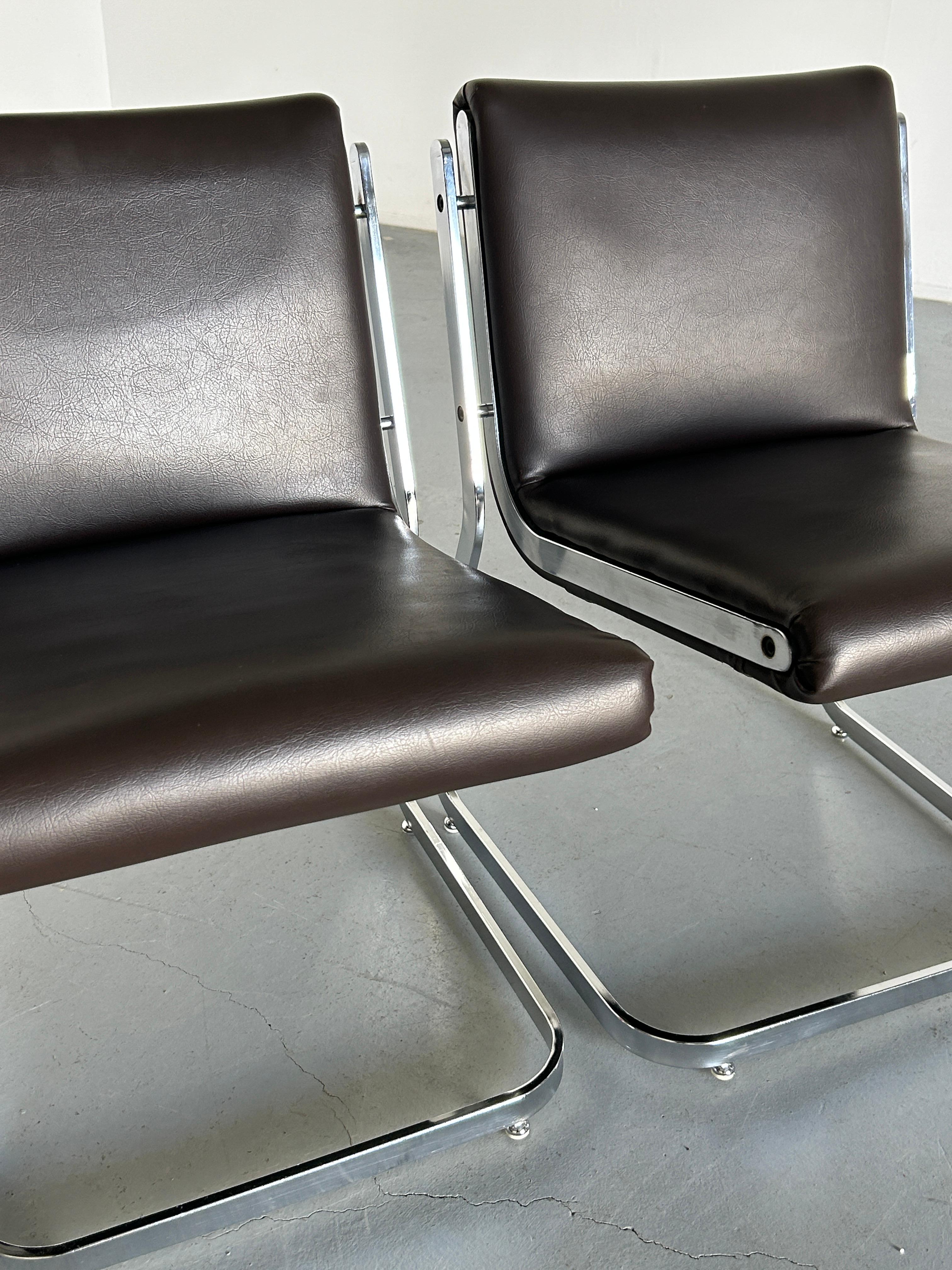 1 of 3 Italian Space Age Cantilever Lounge Chairs in Steel and Faux Leather, 70s For Sale 4