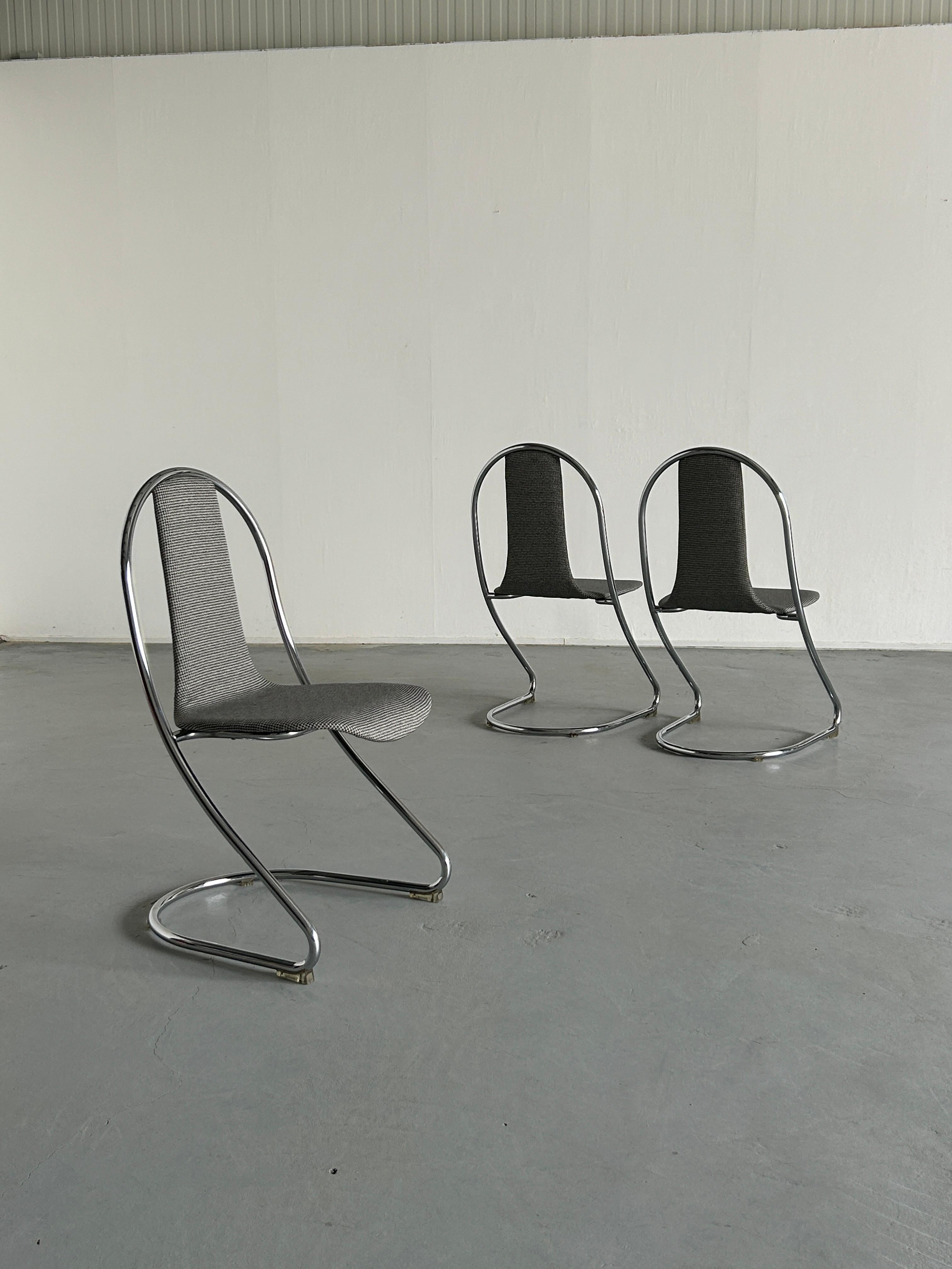 Trois chaises italiennes Space AGE en porte-à-faux, en tube d'acier chromé, assise et dossier rembourrés d'une seule pièce.
Patins de sol en plastique transparent
Production italienne inconnue de la fin des années 1980.
Remeublé dans un nouveau