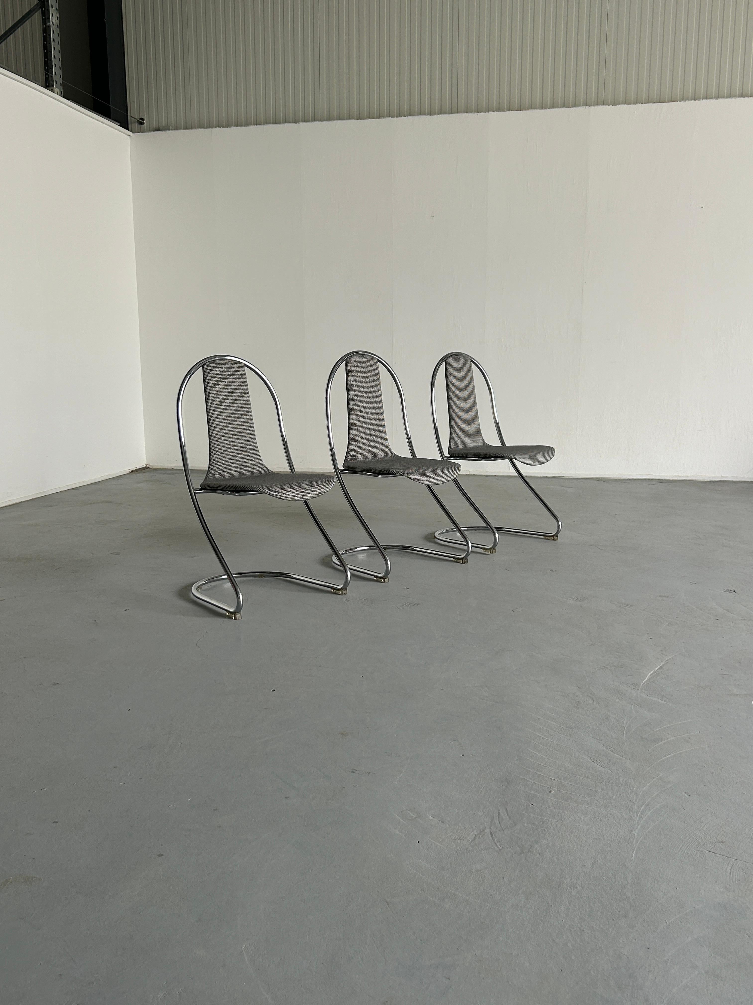 Ère spatiale 1 des 3 chaises cantilever italiennes en acier tubulaire de l'ère spatiale dans le style de Willy Rizzo en vente