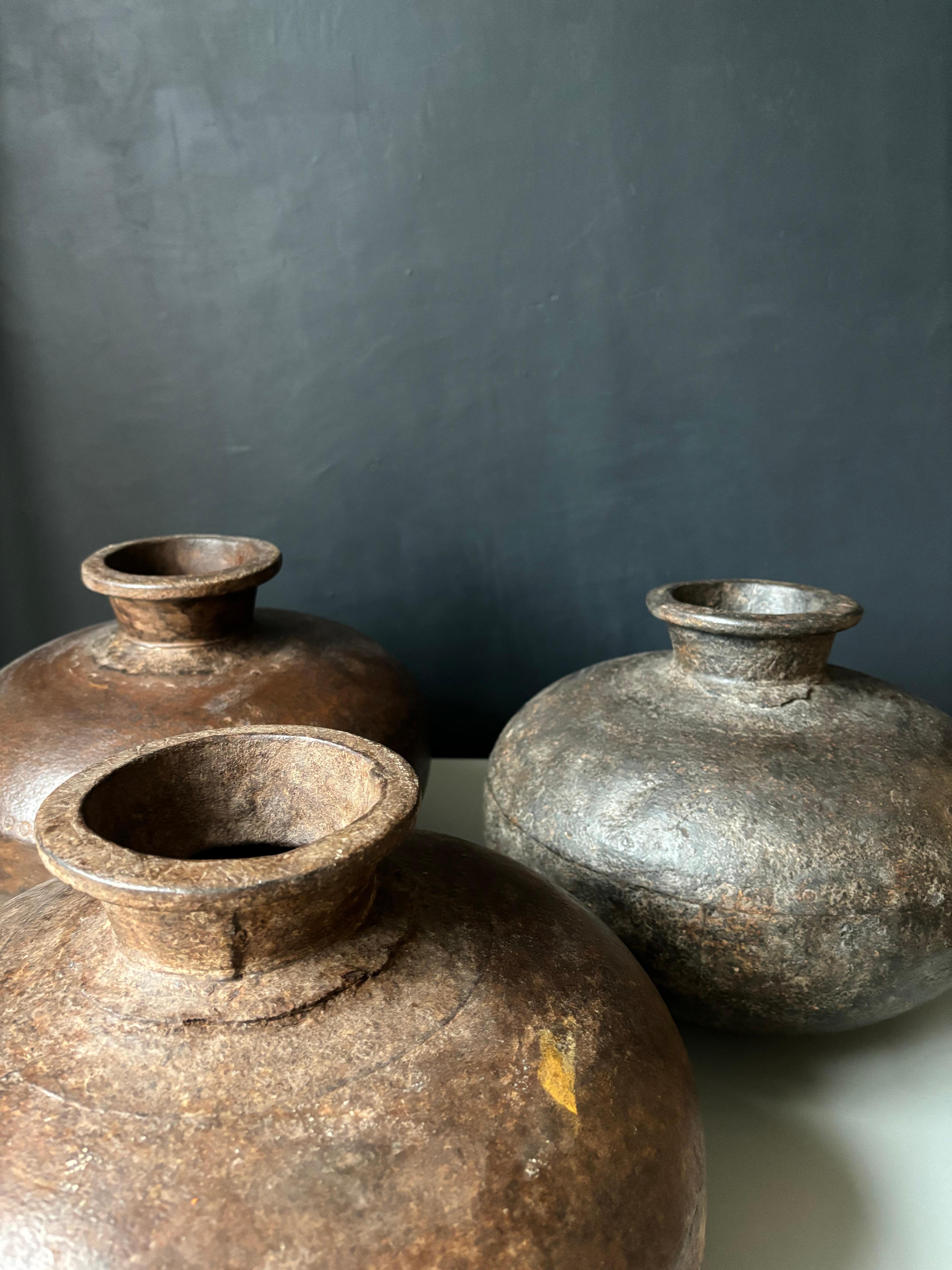 Metallo 1 di 3 grandi brocche per l'acqua in metallo indiano del XIX secolo in vendita