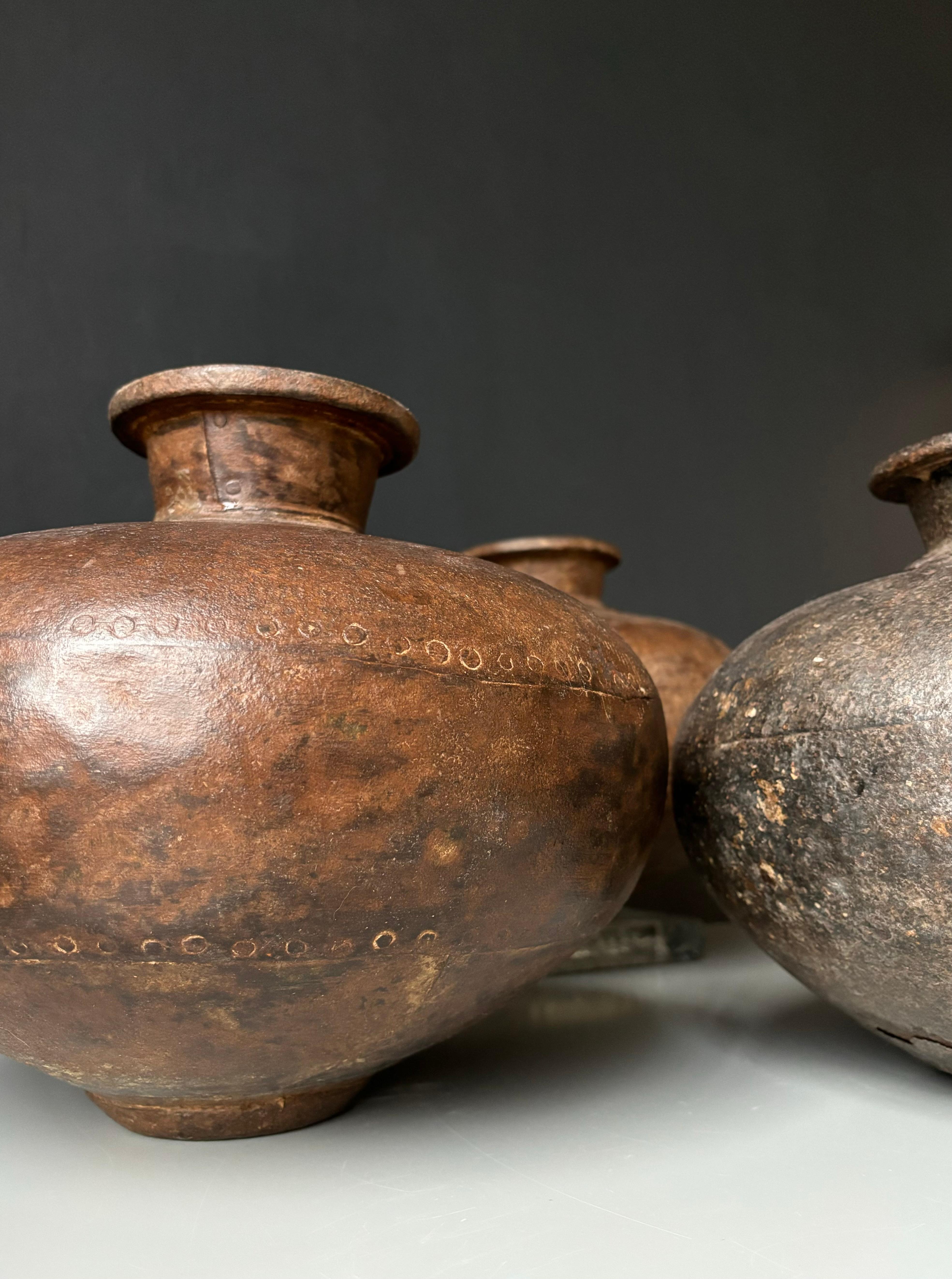 1 di 3 grandi brocche per l'acqua in metallo indiano del XIX secolo in vendita 2