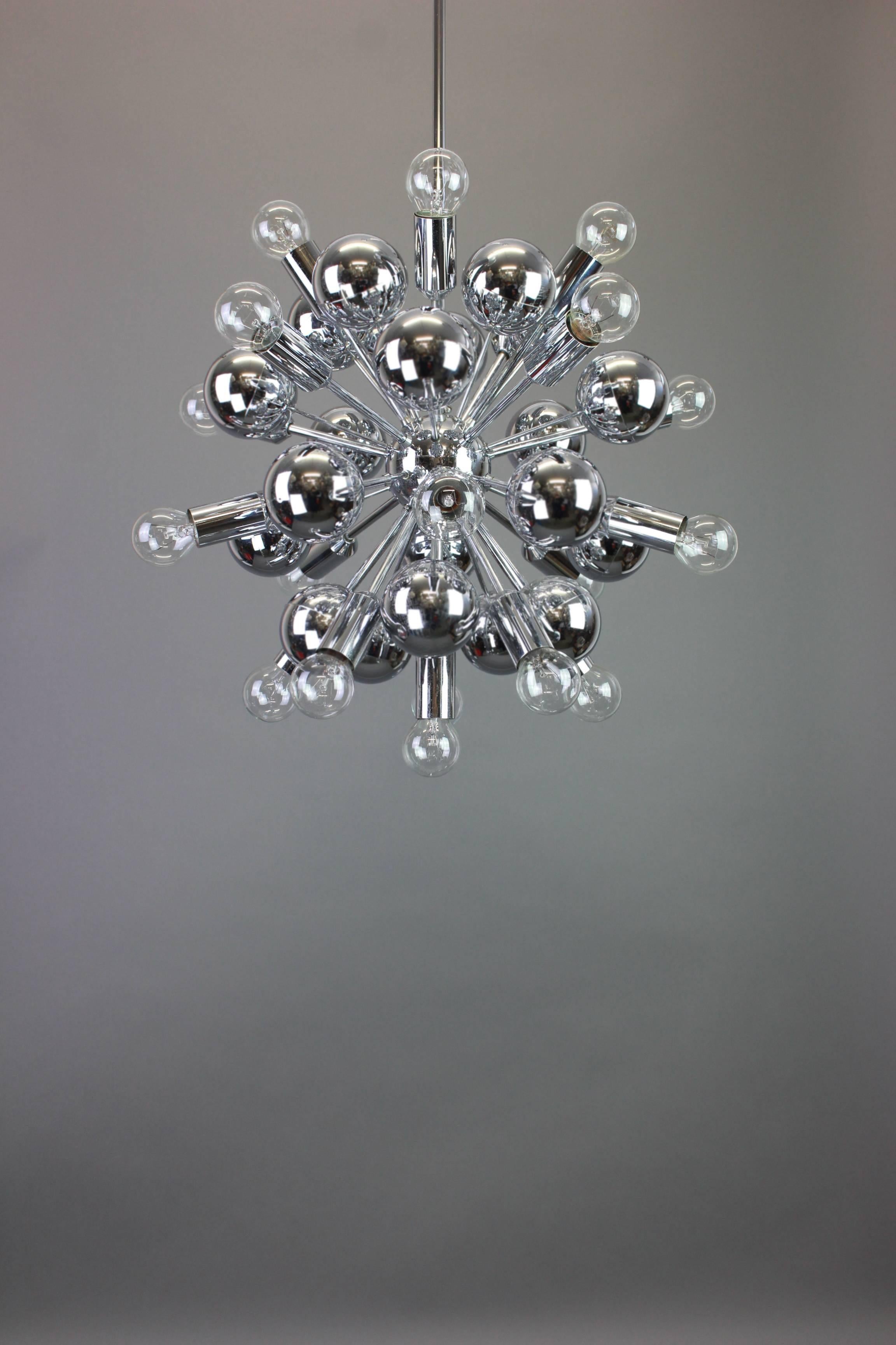 Mid-Century Modern 1 des 3 grands lustres Spoutnik de l'ère spatiale en chrome de Cosack, Allemagne, 1970 en vente