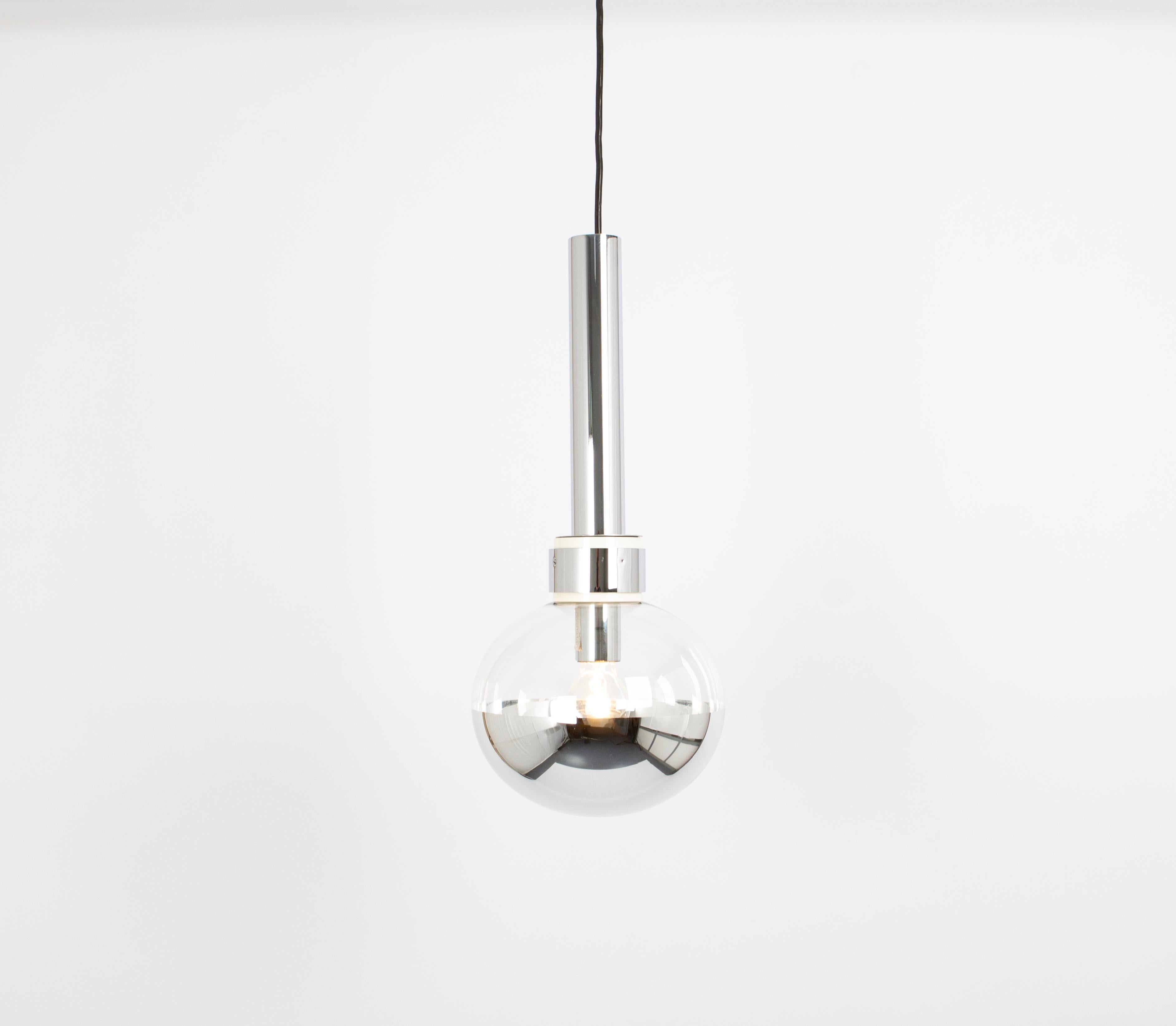1 di 3  speciali luci a sospensione di grandi dimensioni disegnate da Motoko Ishii per Staff Leuchten, prodotte in Germania negli anni '70 circa.
Una forma meravigliosa e un effetto di luce stupefacente.
Prese di corrente: 1 lampadina standard E27.
