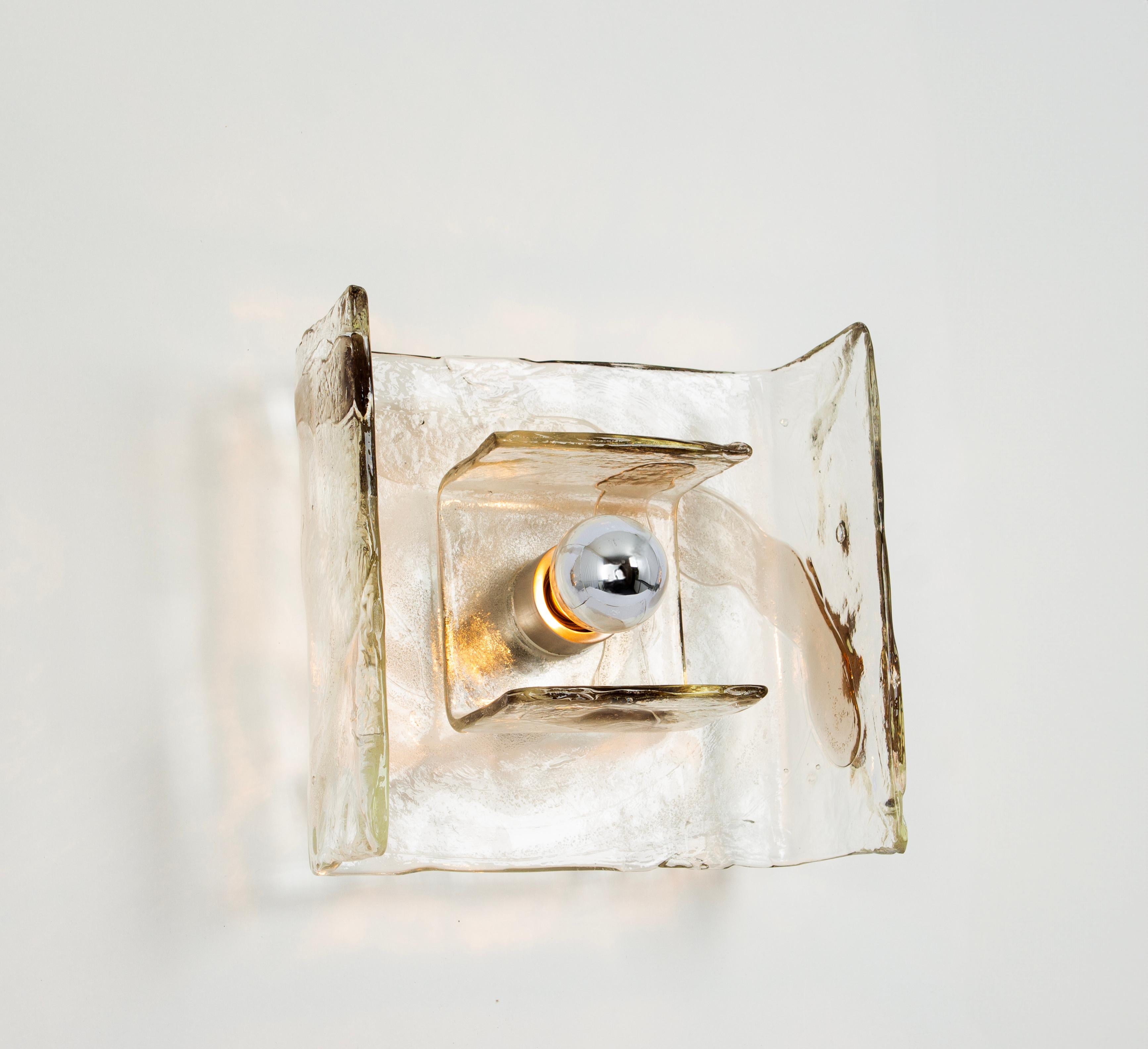 Wunderschöner Wandleuchter aus der Mitte des Jahrhunderts mit einem großen Murano-Glasstück, entworfen von Carlo Nason für Kalmar, Österreich, hergestellt um 1960-1969.

Die Leuchte benötigt 1 x E27 Standardbirnen.
Glühbirnen sind nicht enthalten.