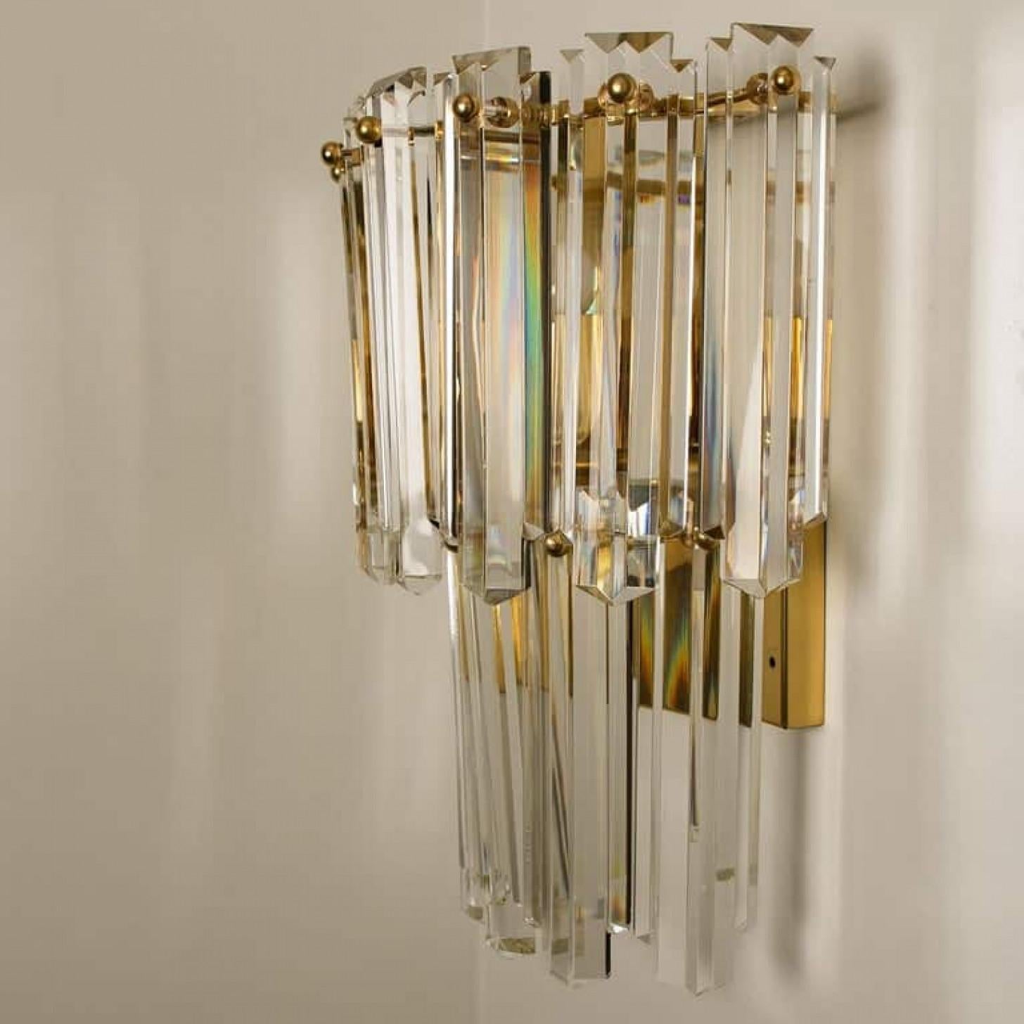 1 des 3 grands J.T. Appliques Kalmar en verre à facettes et laiton doré, Vienne, 1960 en vente 2