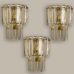 1 von 3 großen J.T. Kalmar Wandleuchter aus facettiertem Glas und vergoldetem Messing, Wien, 1960