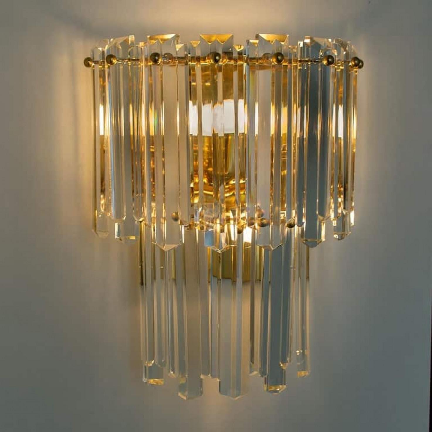 Plaqué 1 des 3 grands J.T. Appliques Kalmar en verre à facettes et laiton doré, Vienne, 1960 en vente