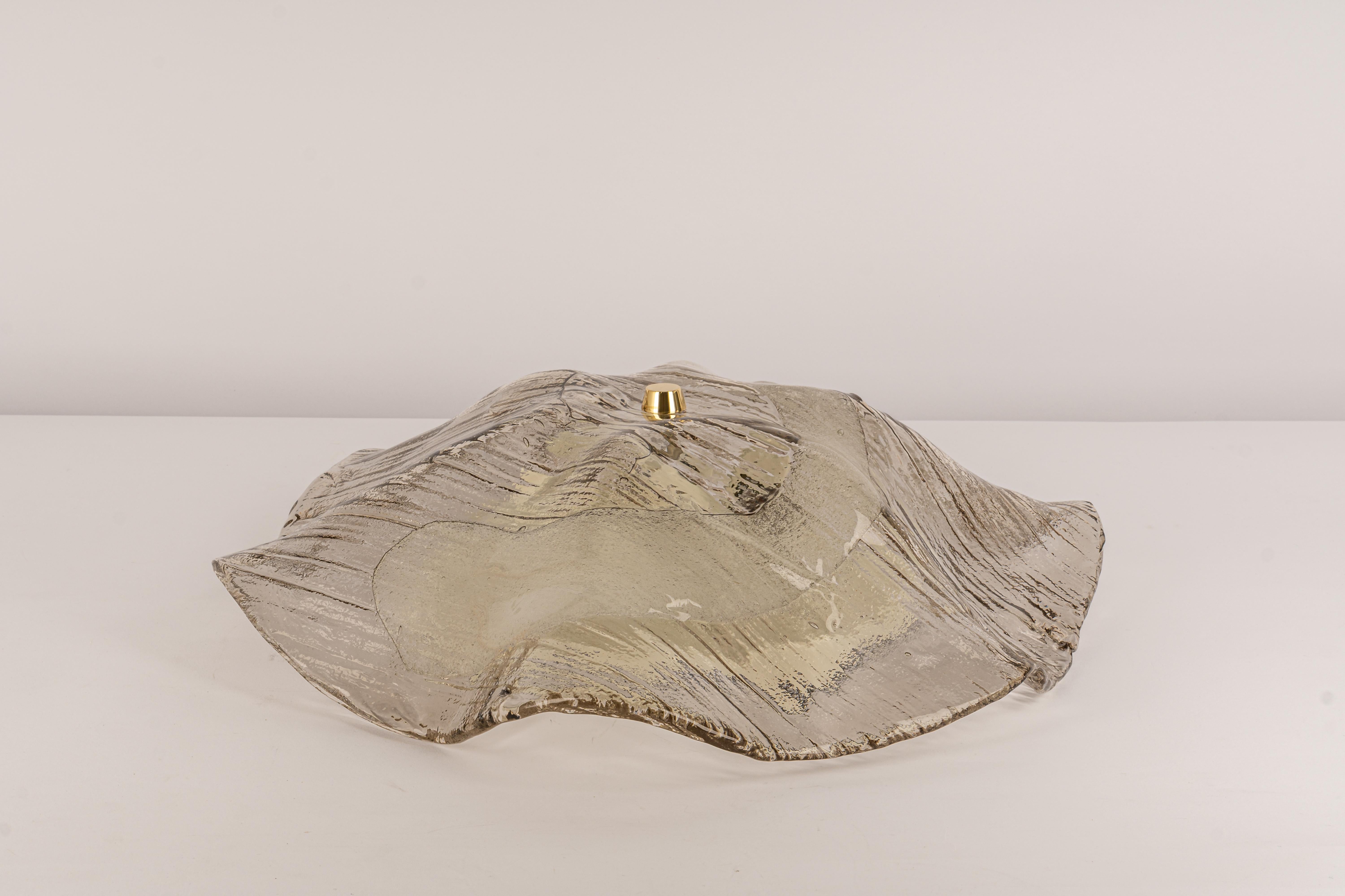 1 des 3 grandes lampes à encastrer conçues par Kalmar, Autriche, années 1970
Merveilleux grand verre organique de Murano / bicolore clair et ambre/fumé.
De haute qualité et en très bon état. Nettoyé, bien câblé et prêt à être utilisé. 

Chaque