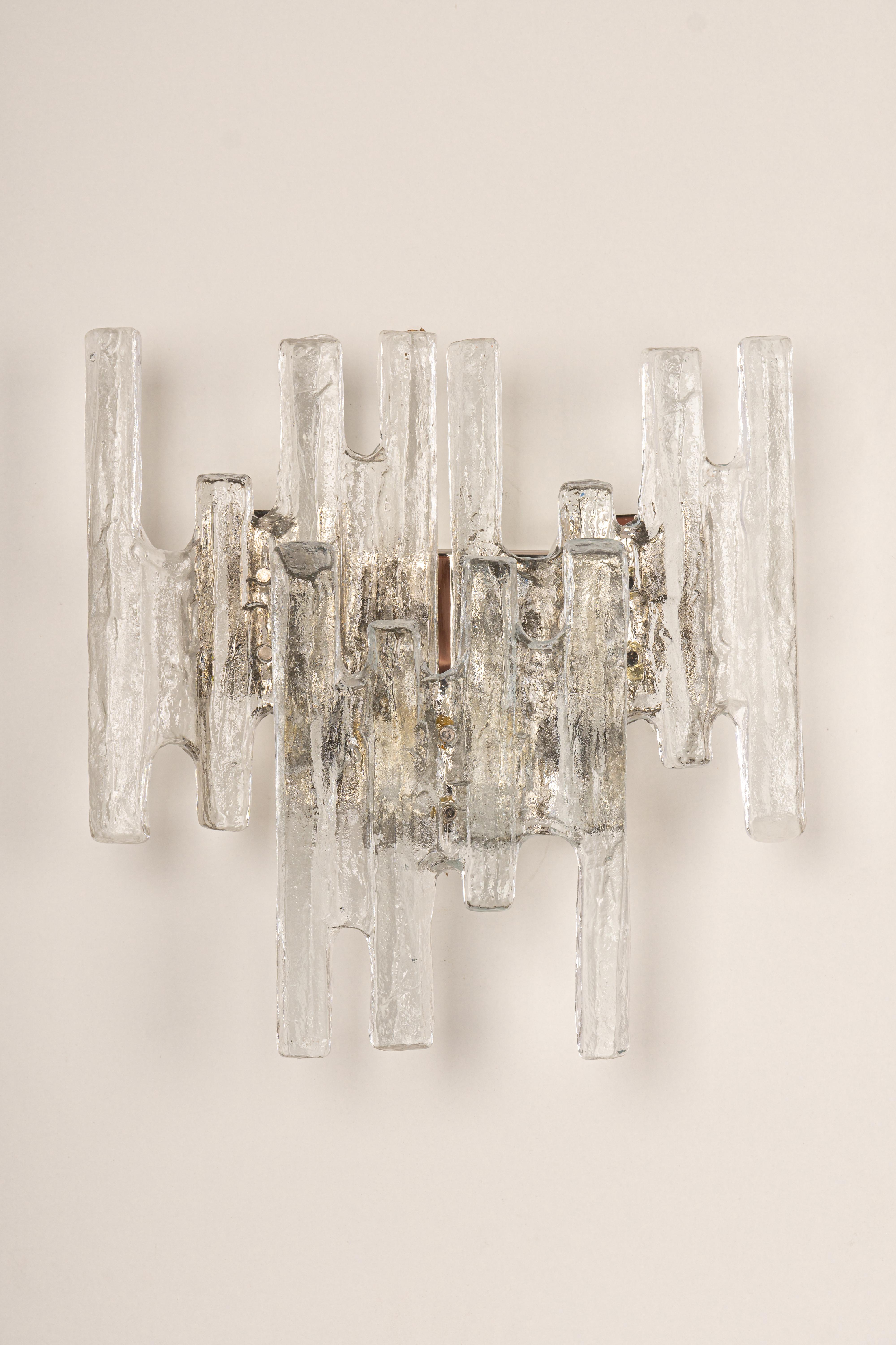 Maravillosos apliques de pared de mediados de siglo con tres gruesos cristales de Murano, de Kalmar, Austria, fabricados hacia 1960-1969.
Model No: Sartén

Alta calidad y en muy buen estado. Limpio, bien cableado y listo para usar.

La luminaria