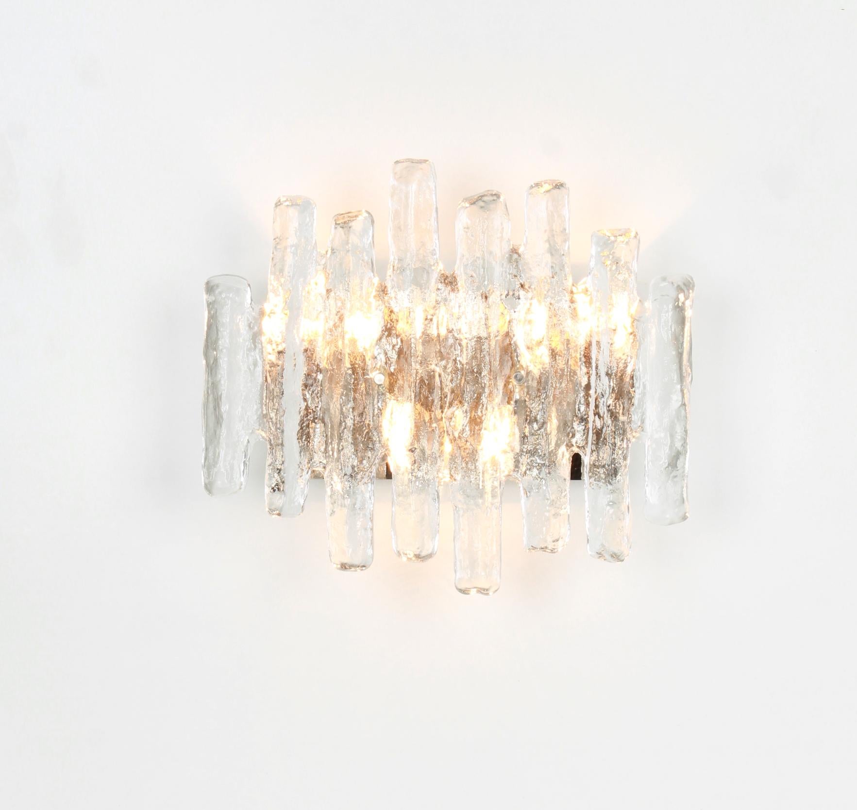 Splendide applique di metà secolo con un grande pezzo di vetro di Murano in ogni lampada, prodotte da Kalmar, Austria, circa 1960-1969.
Modell: SCHALMF

Di alta qualità e in ottime condizioni. Pulito, ben cablato e pronto all'uso.
Ogni applique