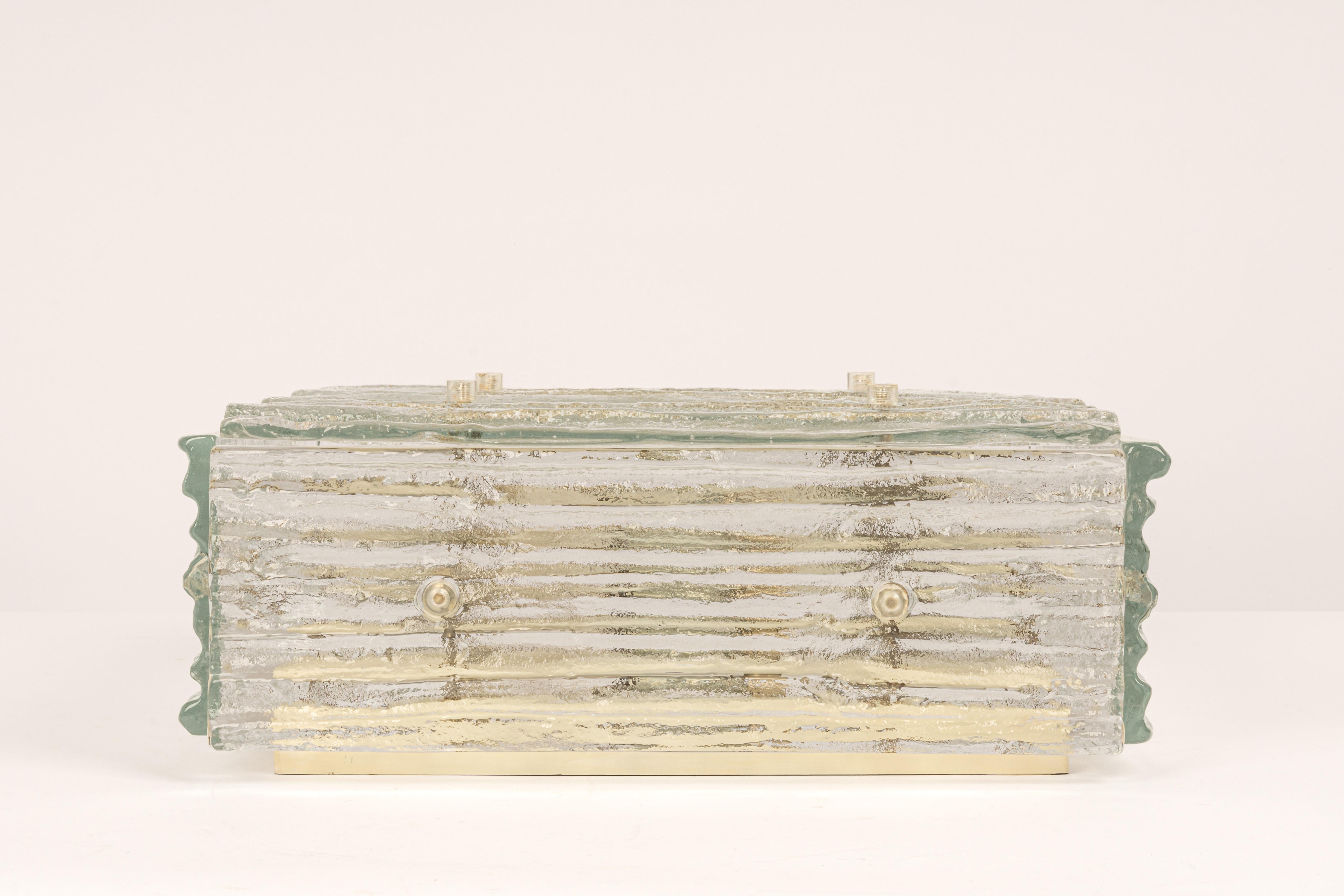 Eine beeindruckende Unterputz- oder Wandleuchte von Kalmar, Österreich, hergestellt in den 1960er Jahren.
Die Unterputzleuchte besteht aus 5 dicken, strukturierten Muranoglaselementen, die in einem weißen Rahmen befestigt sind.

Schwere Qualität