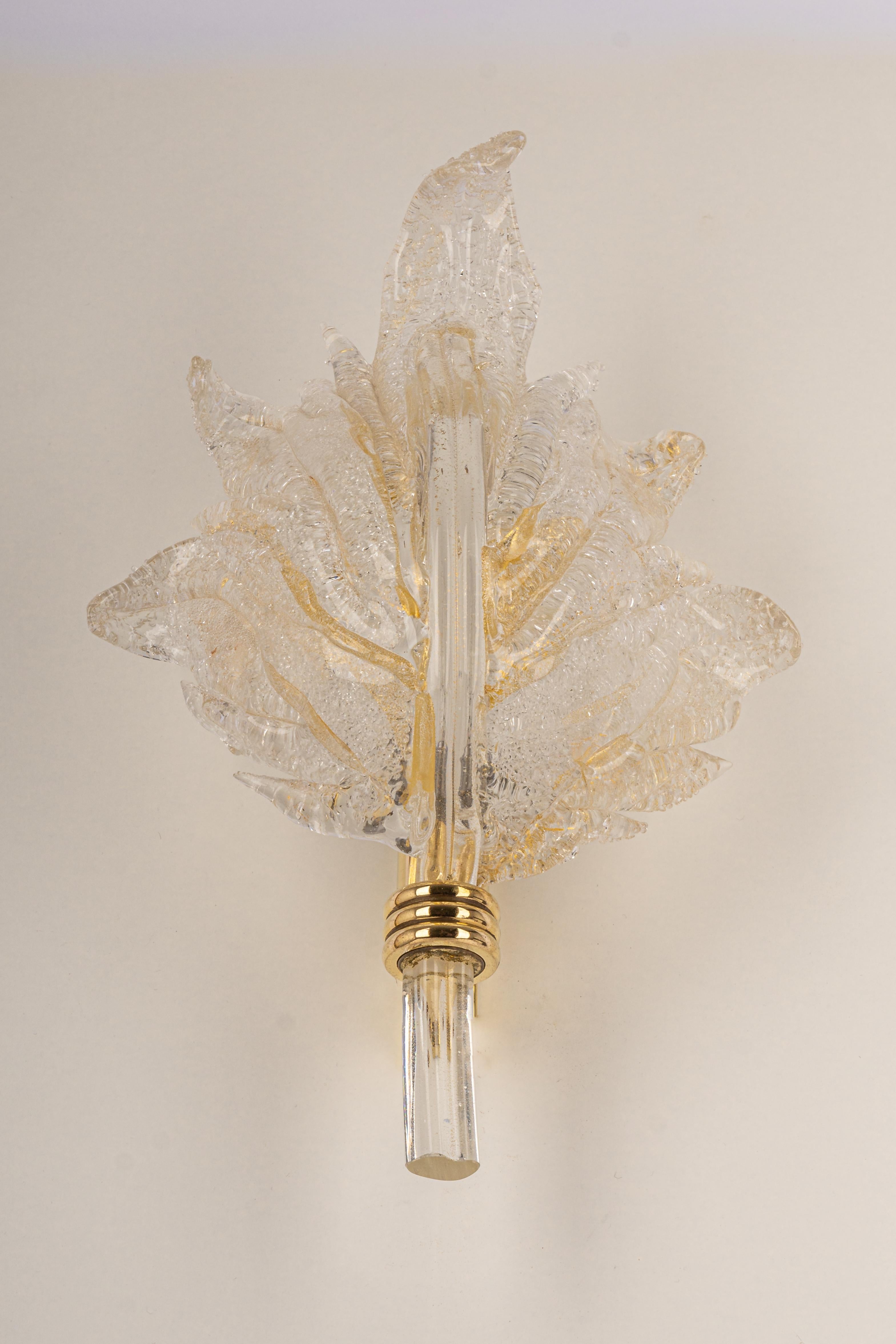 Large Murano Wall light made by Barovier & Toso, Italy, circa 1970-1979.
High quality and in very good condition. Cleaned, well-wired and ready to use.
Brass Frame.
The sconce requires 1 x E14 small bulb with 60 W max and is compatible with the