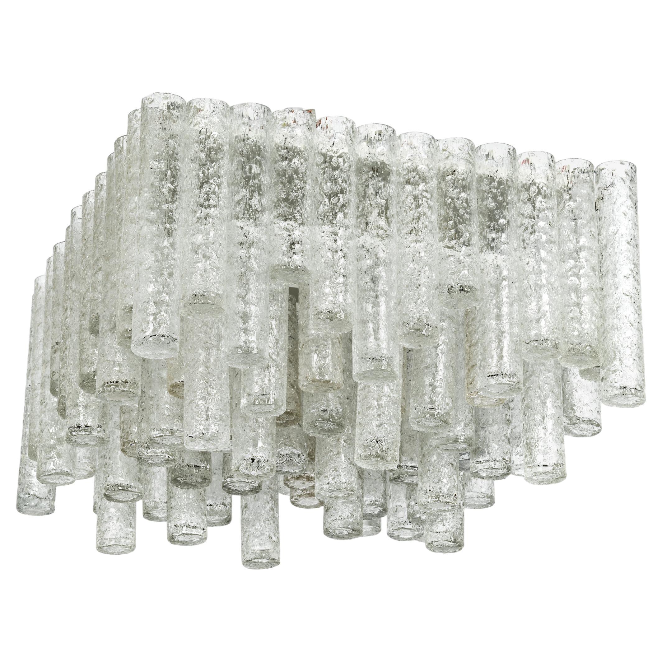 Fantastischer großer Kronleuchter aus der Mitte des Jahrhunderts von Doria, Deutschland, hergestellt ca. 1960-1969. Viele Murano-Glaszylinder sind an der Leuchte aufgehängt.
Wunderschönes geometrisches Design.
Hochwertig und in sehr gutem Zustand.