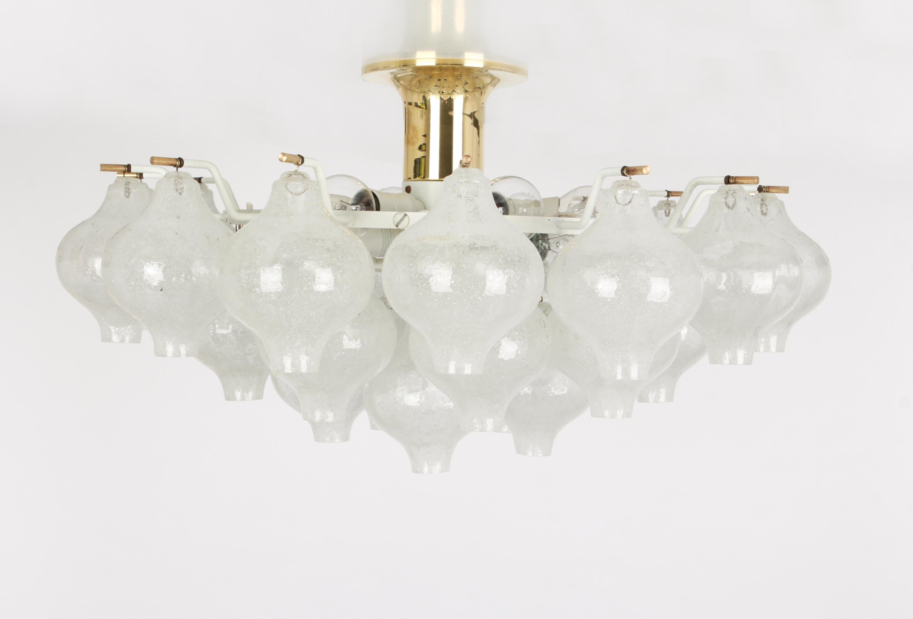 1 des 2 grands plafonniers en verre tulipan de Kalmar, Autriche, années 1960 en vente 3