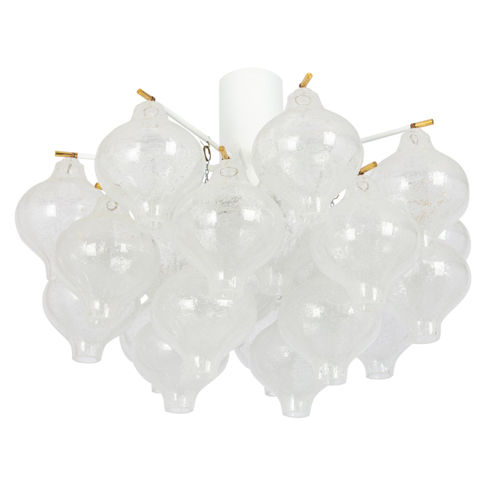 Maravillosa lámpara empotrada de cristal de tulipán en forma de cebolla. Veinticuatro vasos soplados a mano suspendidos en un marco metálico de color blanco.
Lo mejor del diseño de los años 60 por Kalmar, Austria. Alta calidad de los materiales.
Más