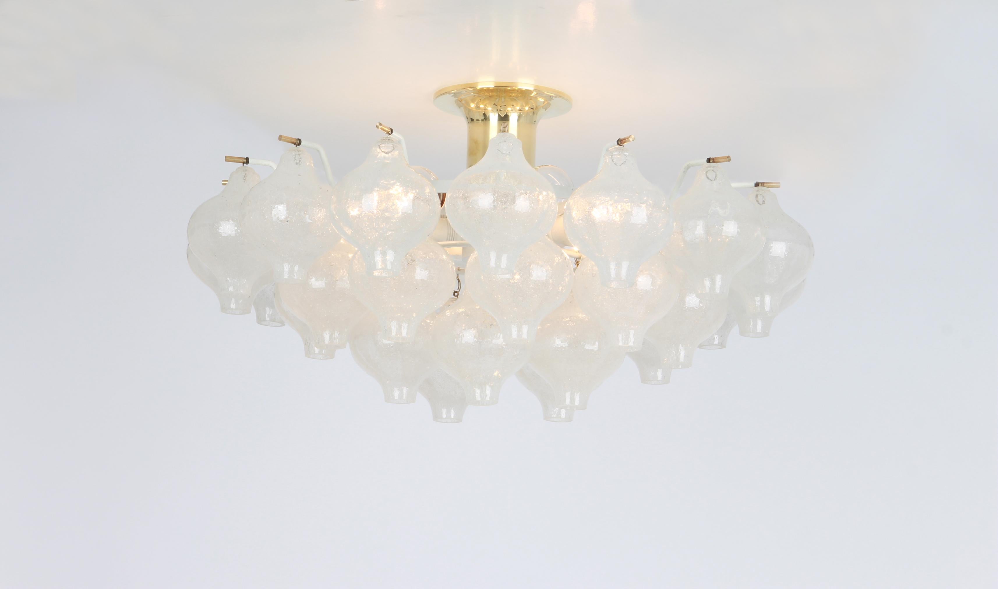 1 des 2 grands plafonniers en verre tulipan de Kalmar, Autriche, années 1960 Bon état - En vente à Aachen, NRW