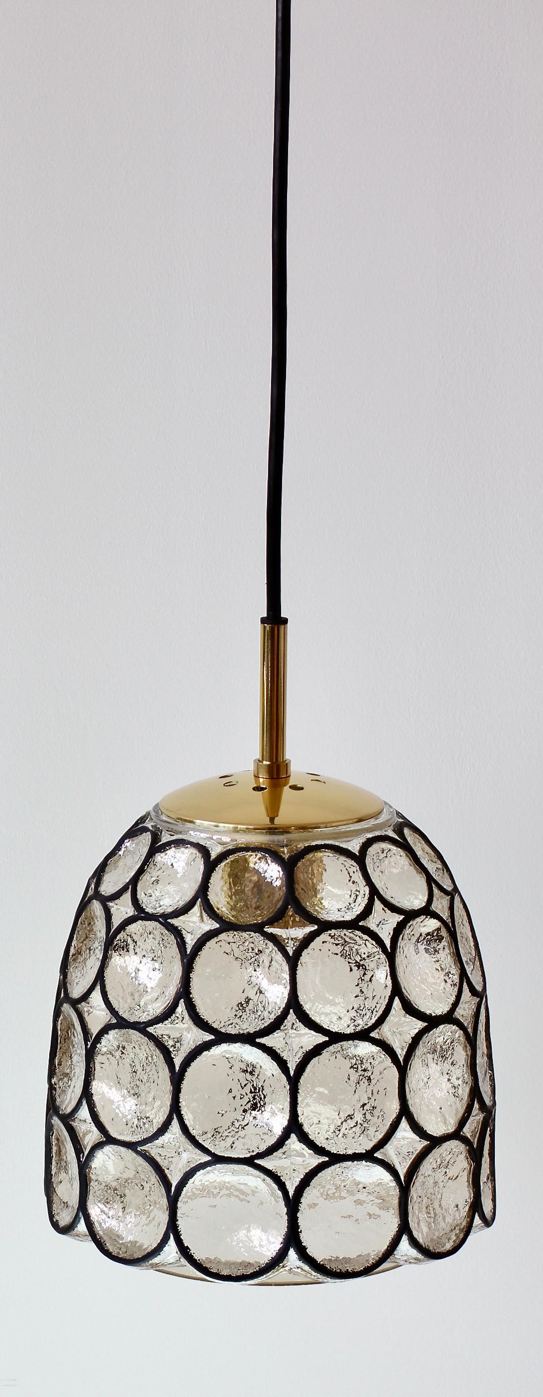 Coppia di lampade a sospensione vintage Mid-Century Modern di Limburg Glashutte, minimali, geometriche e a campana, prodotte in Germania, circa 1965. Caratterizzato da uno spesso e pesante vetro soffiato a bocca con anelli rotondi 