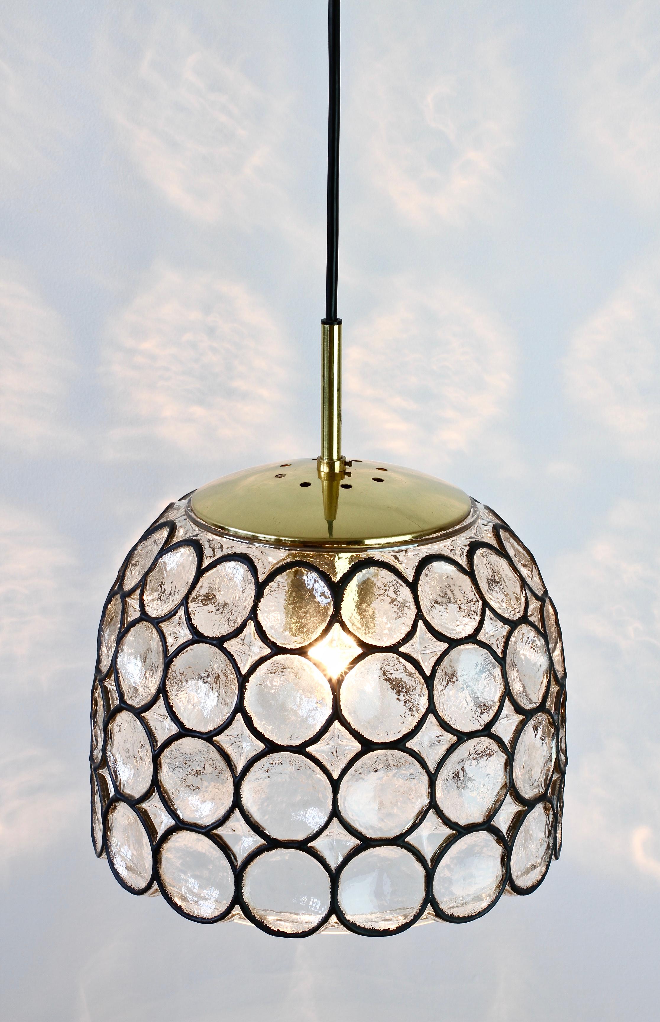 1 de 3 Lámparas colgantes Limburg Vintage de mediados de siglo de hierro negro con anillos de cristal y latón en Bueno estado para la venta en Landau an der Isar, Bayern