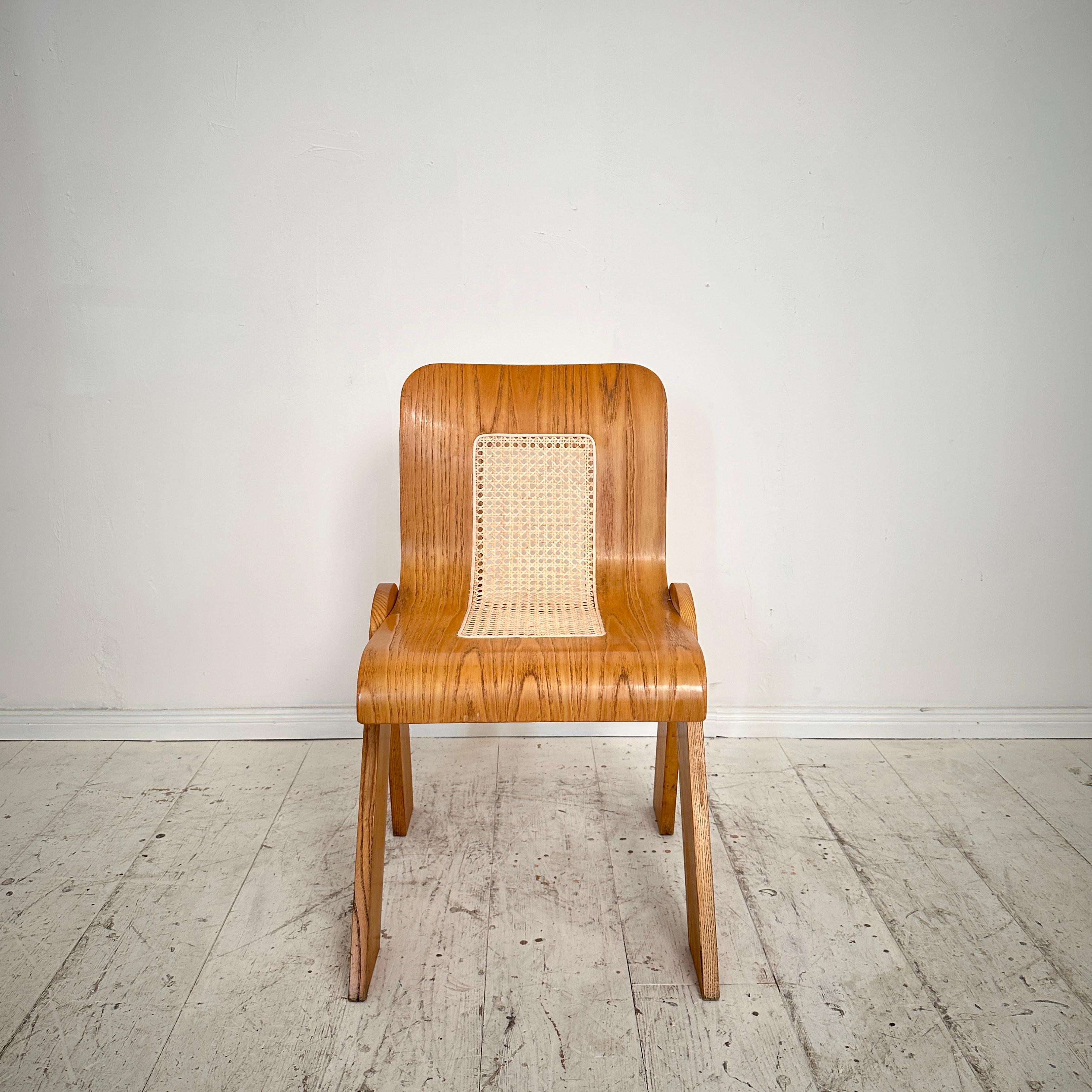 Dieser exquisite Esszimmerstuhl von Gigi Sabadin für Stilwood (um 1970) ist der Inbegriff des italienischen Designs aus der Mitte des Jahrhunderts. Der aus Eschenholz gefertigte und mit filigranen Schilfrohr-Details versehene Stuhl verkörpert das