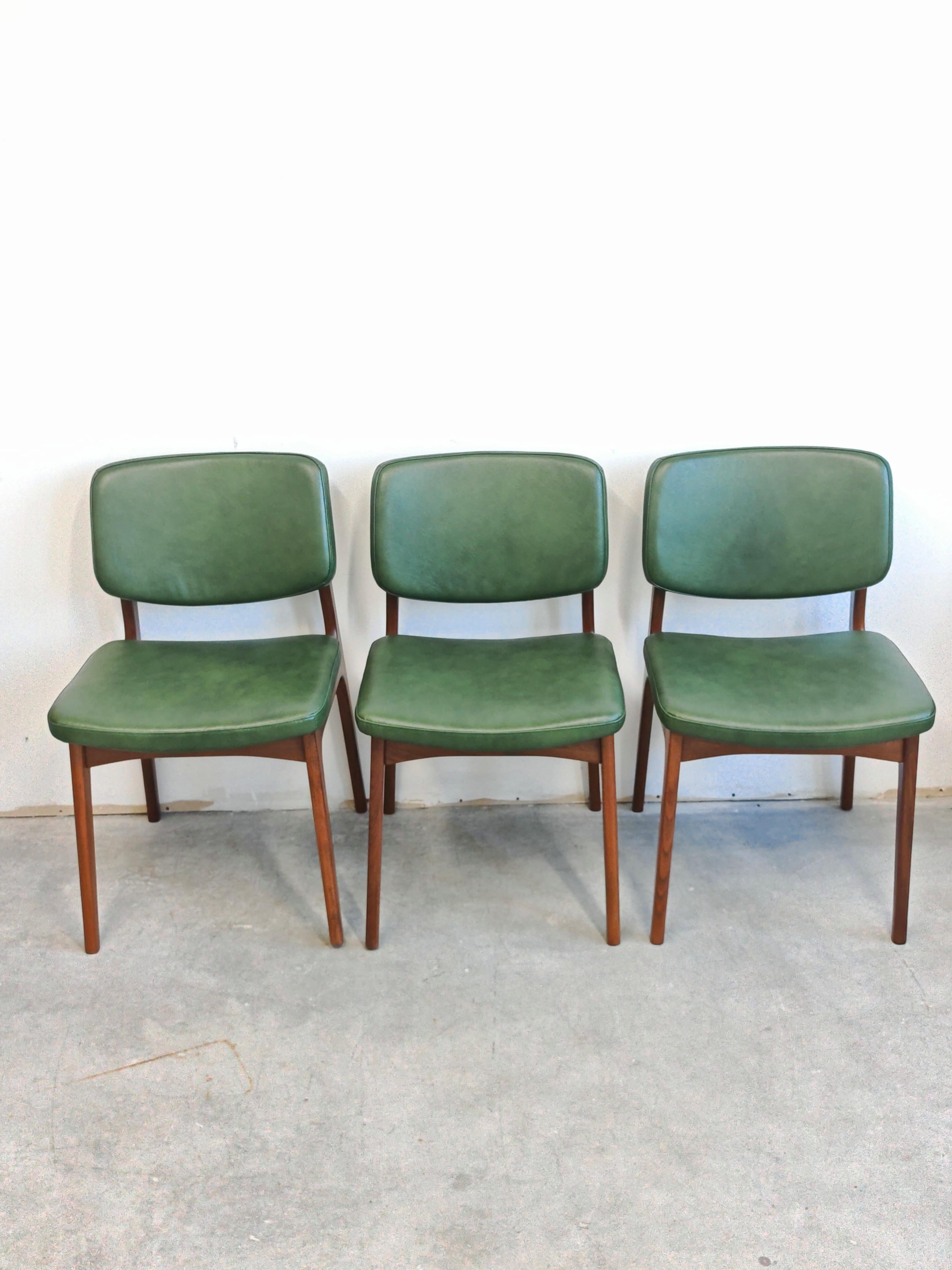 In questa inserzione troverai 3 sedie da pranzo moderne del Mid Century in teak e pelle verde. Il design delle sedie è attribuito al designer danese Erik Buch per Oddense Maskinsnedkeri (O.D. A.). Møbler) . Il design è un eccellente esempio di