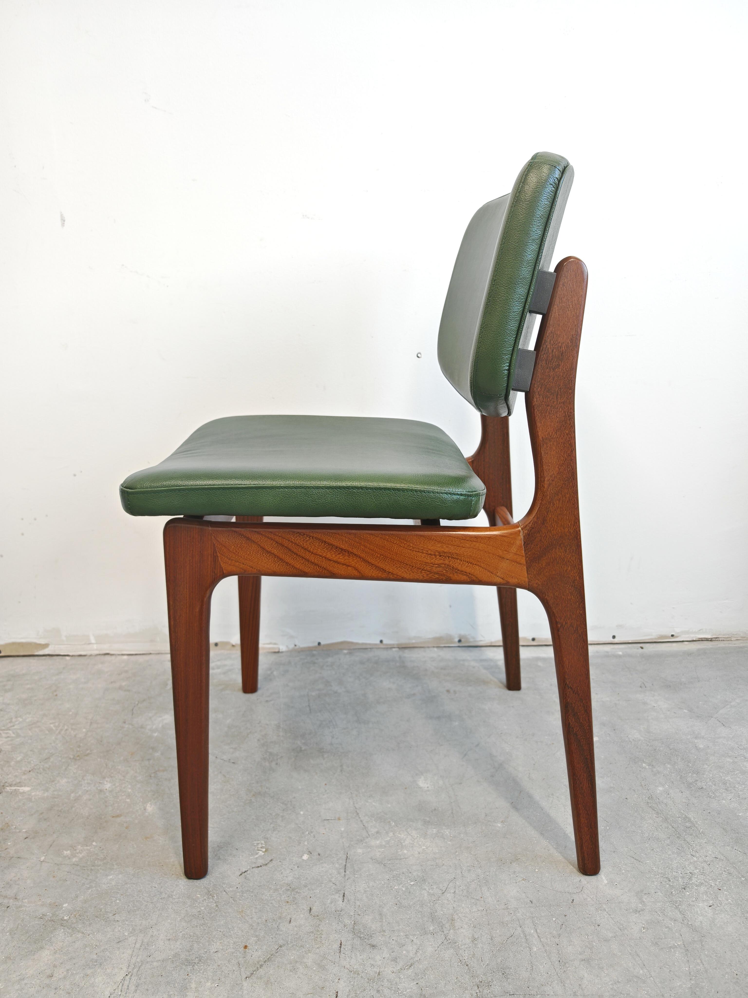 Danese 1 of 3 Mid Century Modern Dining Chairs in teak and green leather, Denmark 1960s in vendita
