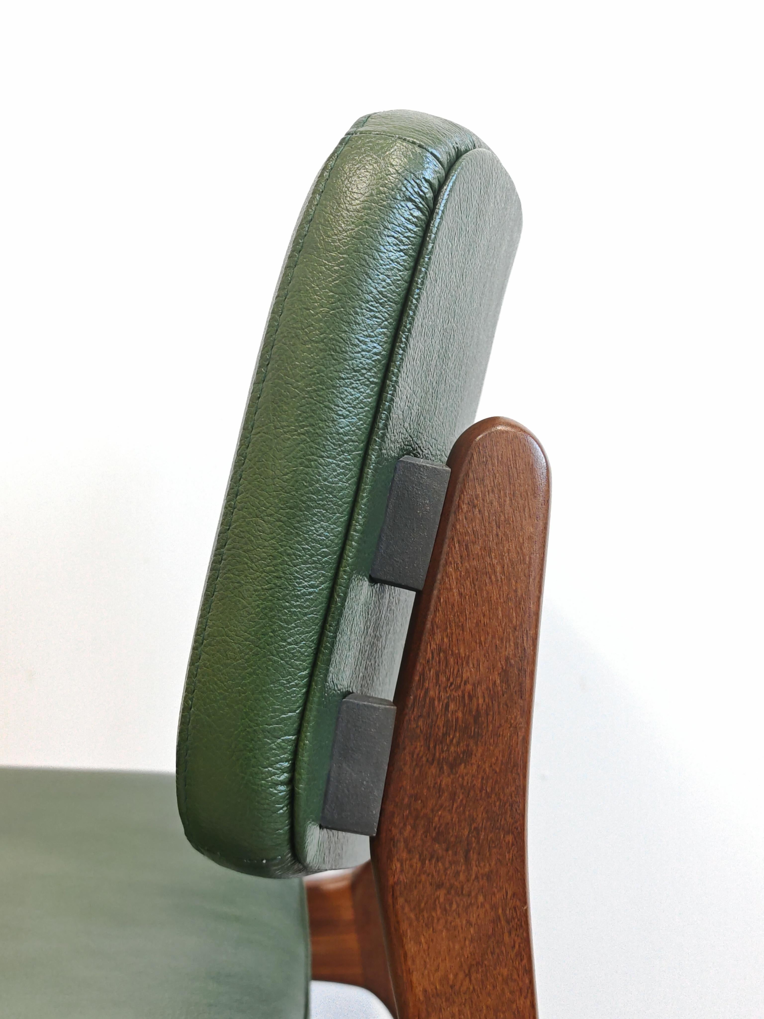 1 of 3 Mid Century Modern Dining Chairs in teak and green leather, Denmark 1960s In condizioni ottime in vendita a Beograd, RS