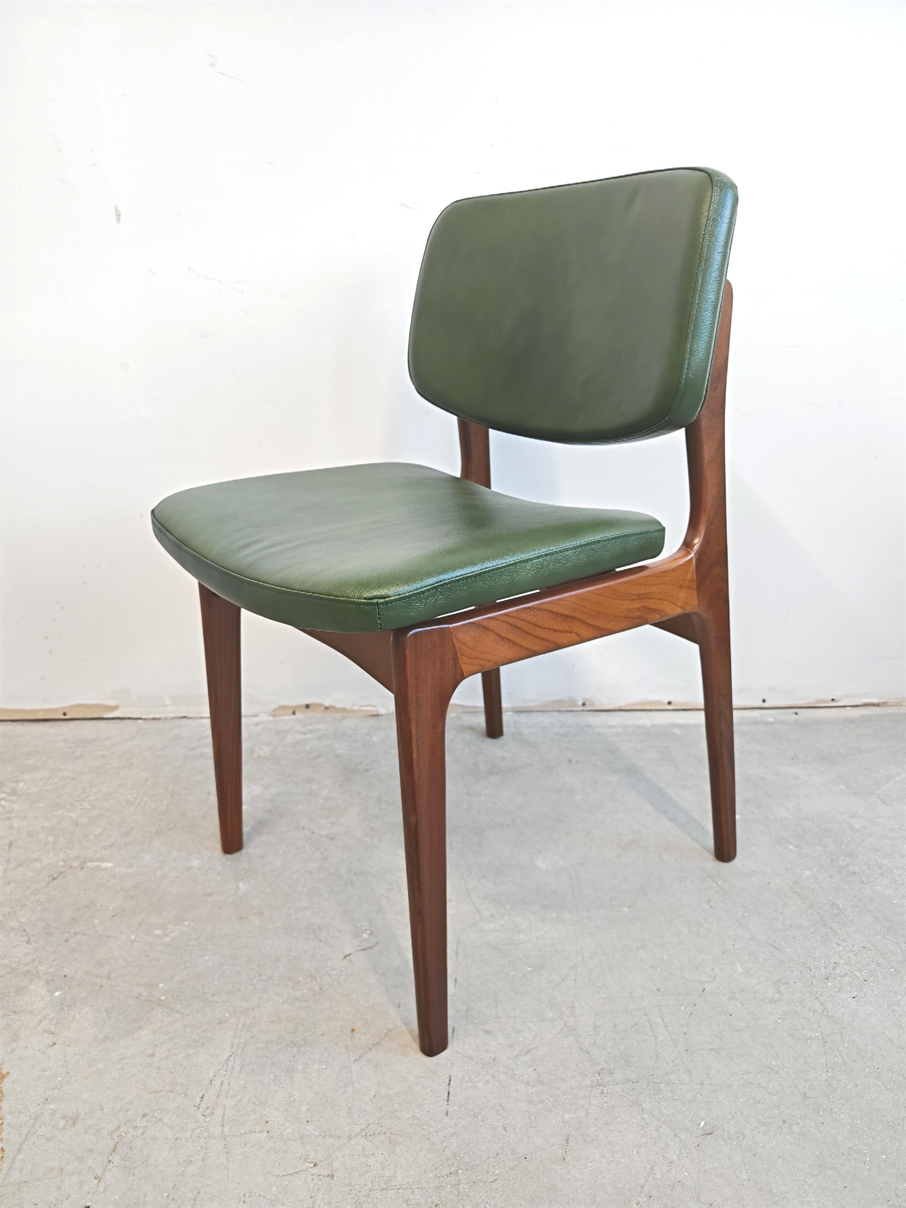 Pelle 1 of 3 Mid Century Modern Dining Chairs in teak and green leather, Denmark 1960s in vendita