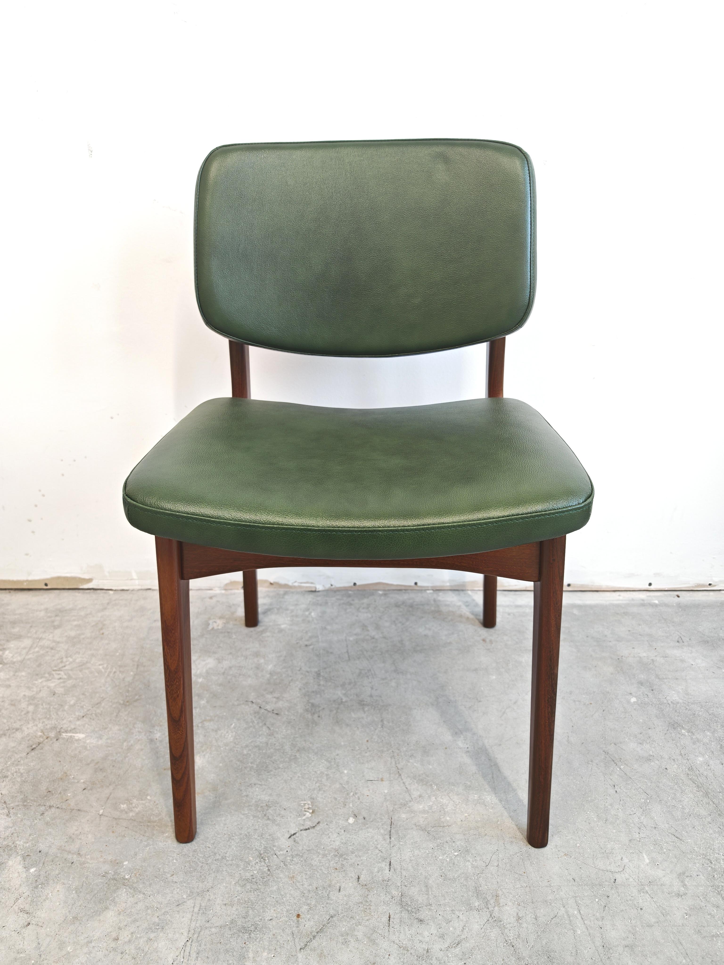 1 of 3 Mid Century Modern Dining Chairs in teak and green leather, Denmark 1960s in vendita 1