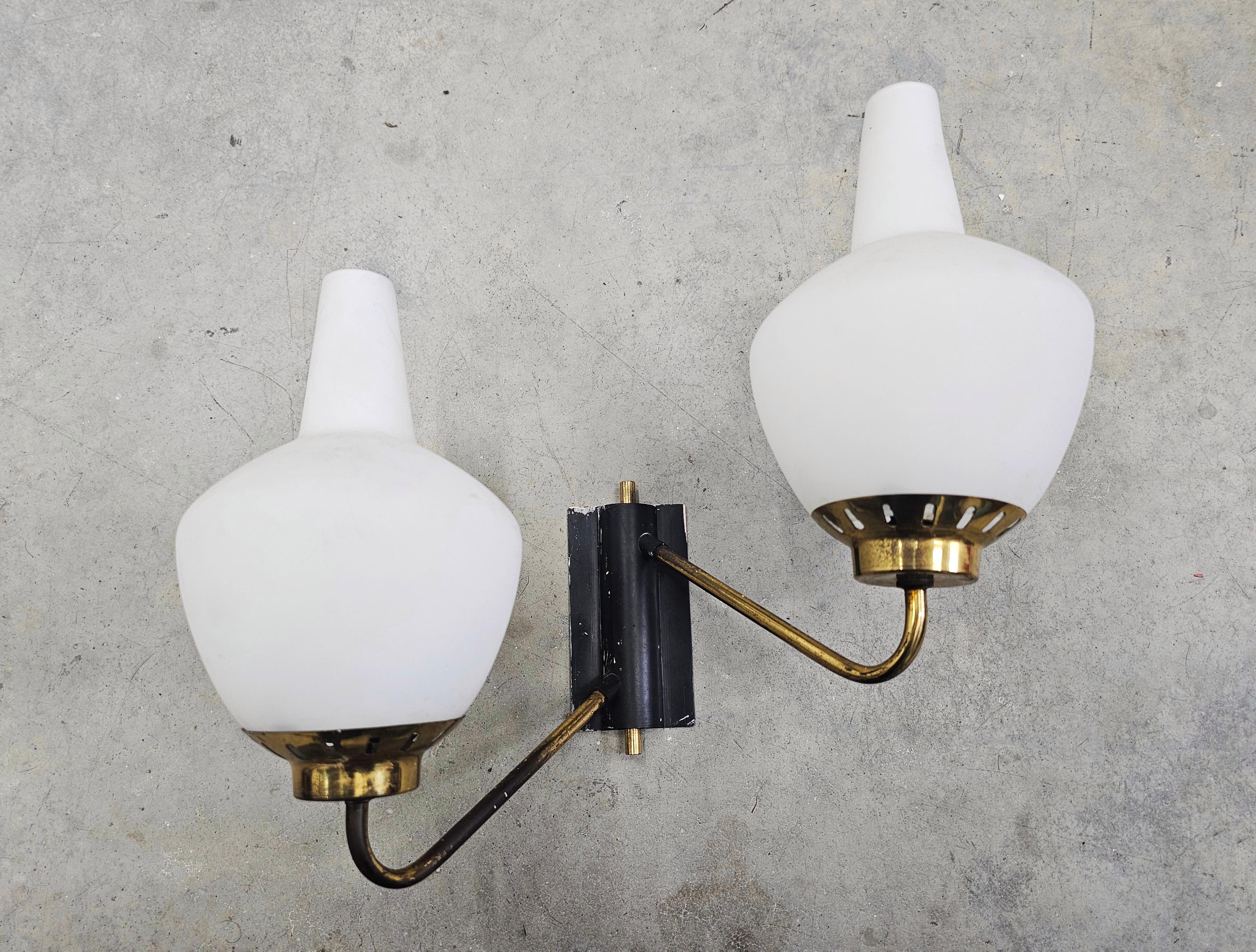 El precio indicado es por unidad.

En este listado encontrarás 3 Apliques modernos de mediados de siglo attr. a Stilnovo. Presentan dos luces sujetas a un accesorio de latón y pantallas de forma única realizadas en cristal opalino. Fabricado en