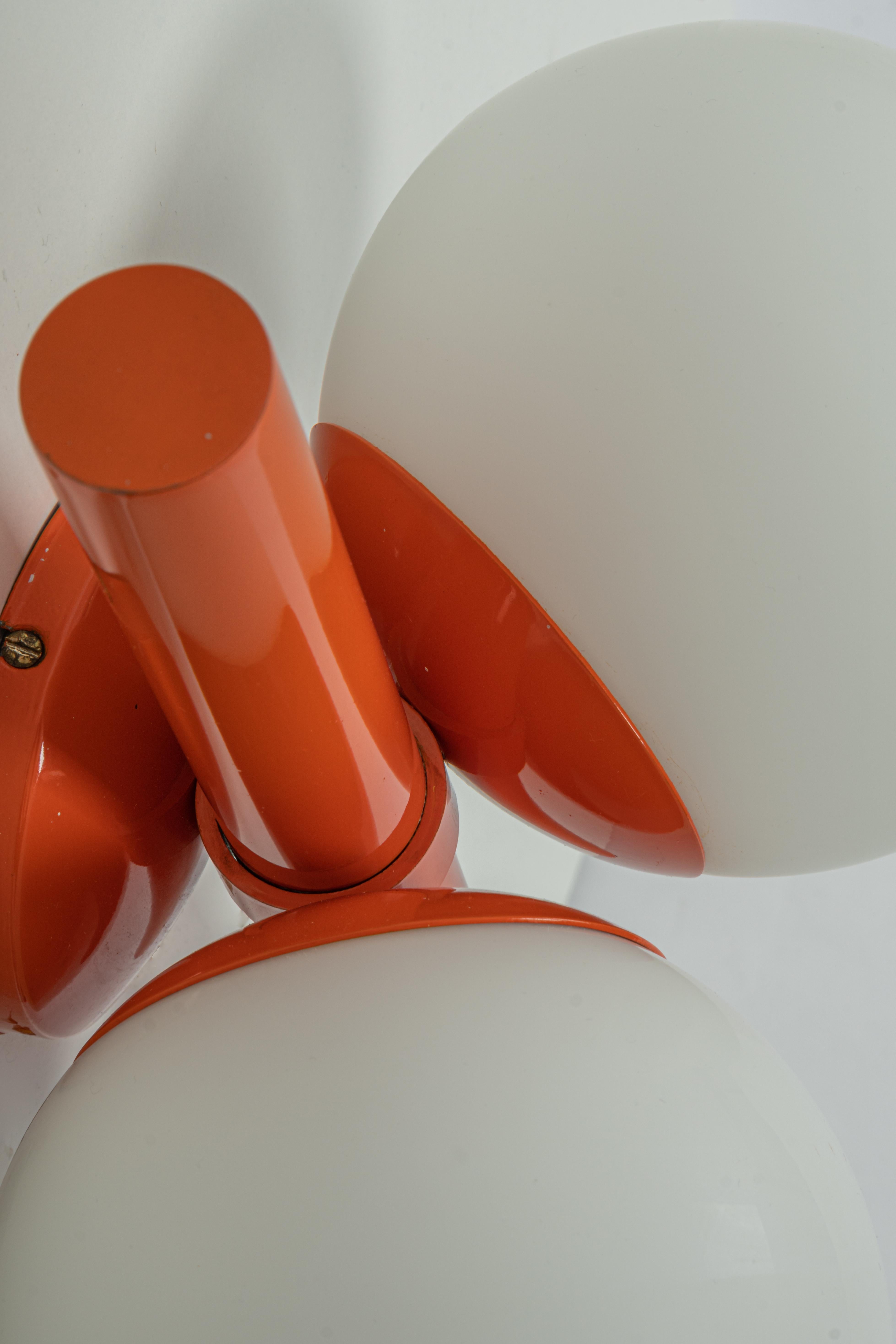1 of 3 Midcentury Orbital Wall lights in Orange by Kaiser, Germany, 1970s In Good Condition For Sale In Aachen, NRW