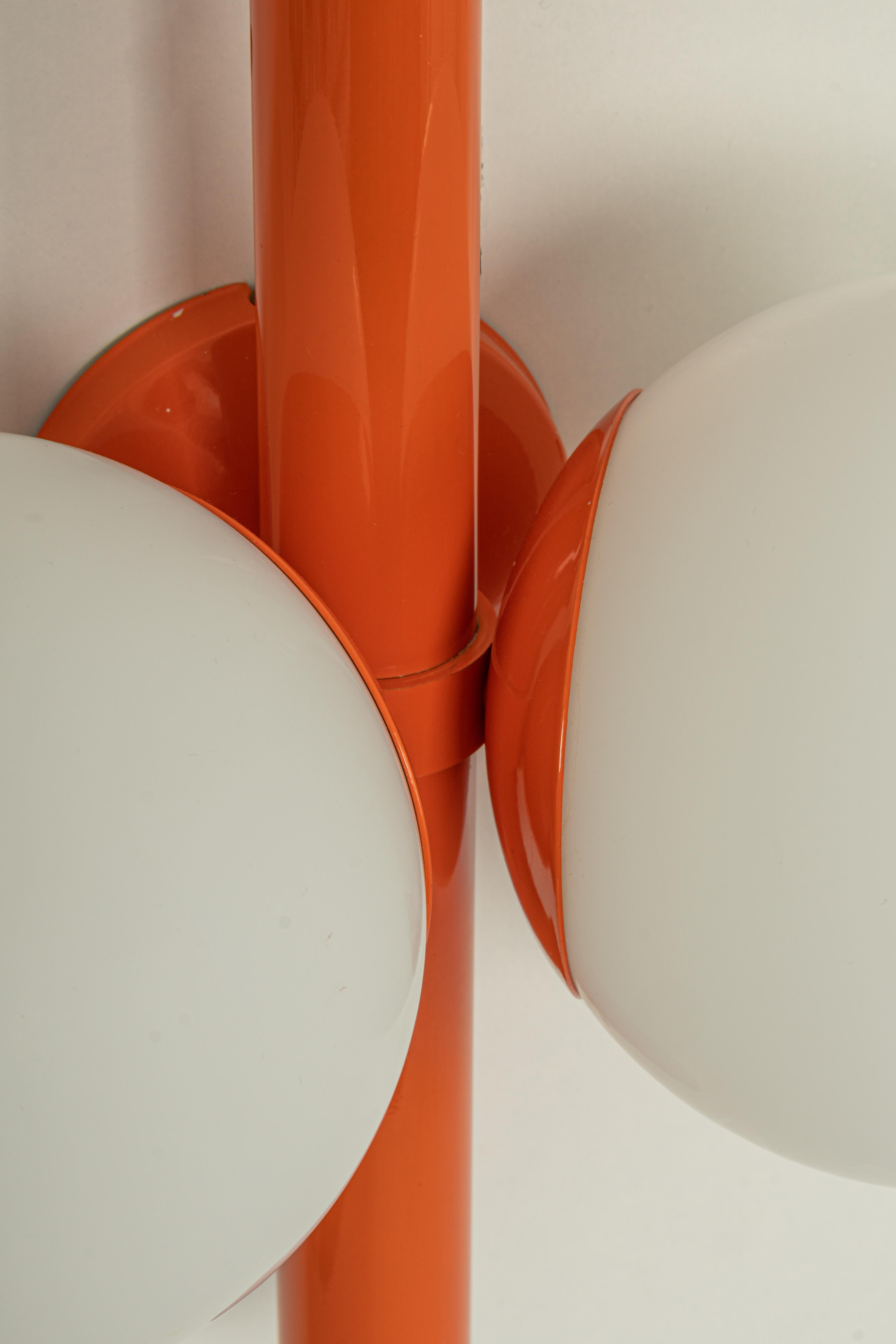 Fin du 20e siècle 1 de 3 Appliques Orbital du milieu du siècle en orange par Kaiser, Allemagne, années 1970 en vente