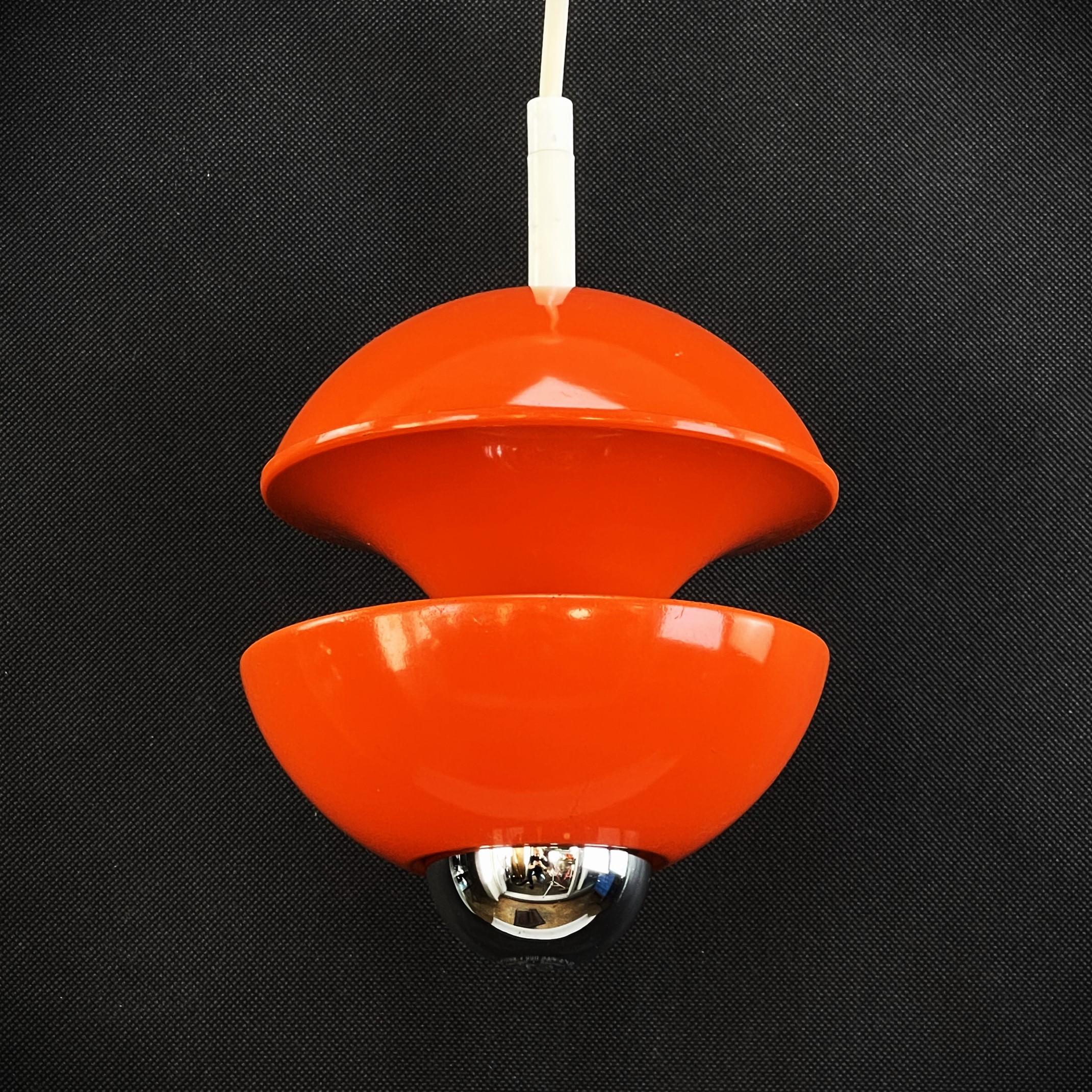 schöne SPACE Age Deckenleuchte von Richard Essig- 1970er Jahre

Die von Klaus Hempel entworfene Hängeleuchte von Kaiser Leuchte mit dem auffälligen orangefarbenen Schirm ist ein herausragendes Beispiel für zeitgenössisches Lampendesign. Mit einer