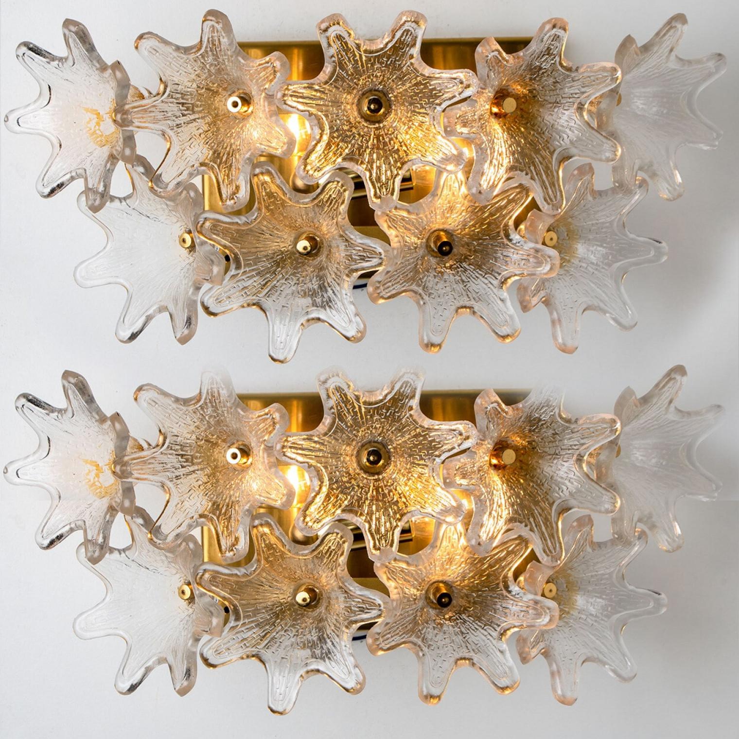 Una delle tre coppie di lampade di Paolo Venini per VeArt, Italia, anni Sessanta. Ferramenta in ottone. Diversi fiori chiari a forma di stella assomigliano a fiori. L'apparecchio si illumina magnificamente sulla parete.

Pezzi eccezionali e in