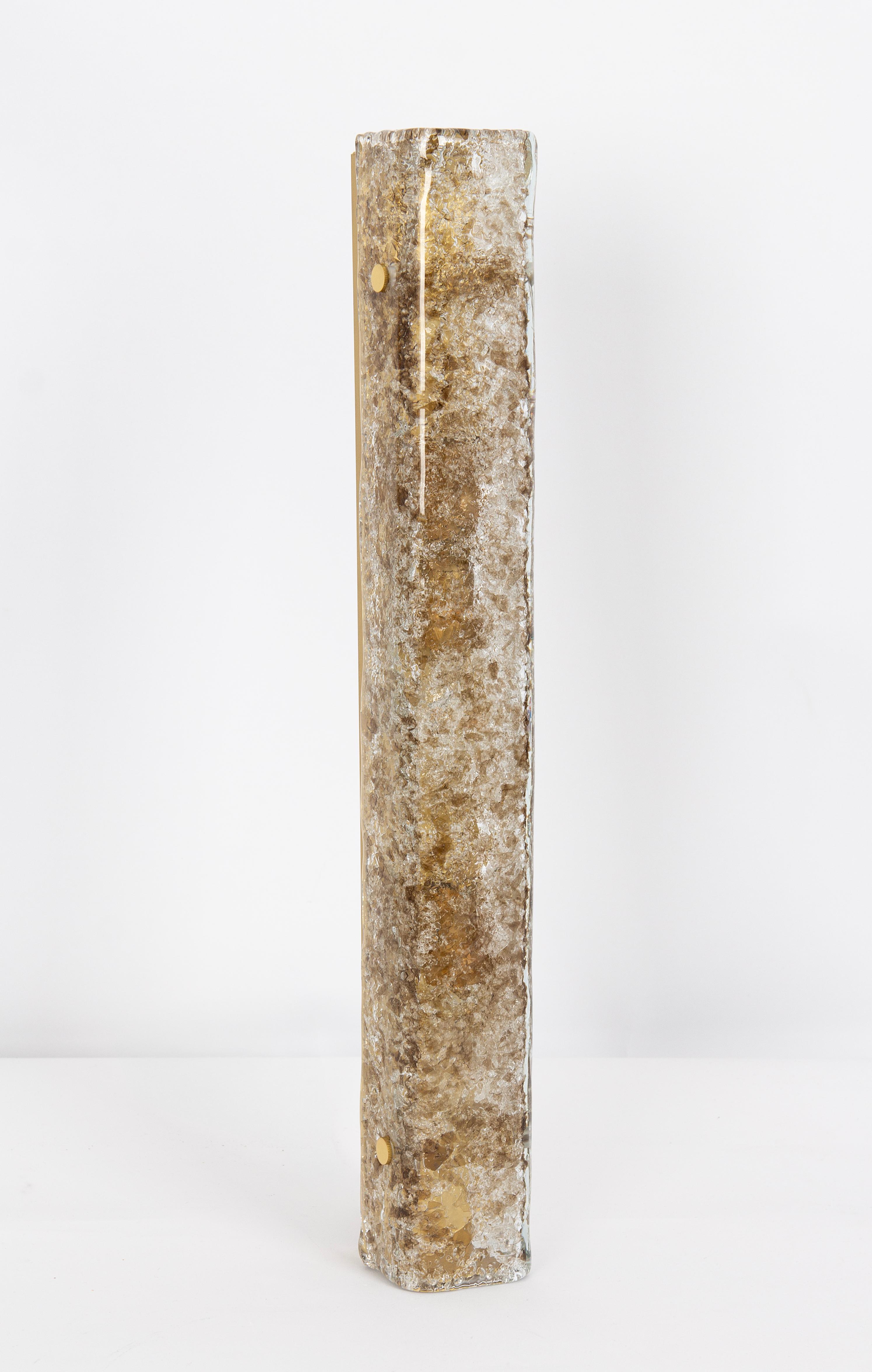 Coppia di appliques in vetro di Murano soffiato e testurizzato di Kaiser Leuchten, Germania, 1970-1979 circa.

Di alta qualità e in ottime condizioni. Pulito, ben cablato e pronto all'uso. 

Il meraviglioso vetro di tonalità scura montato su una