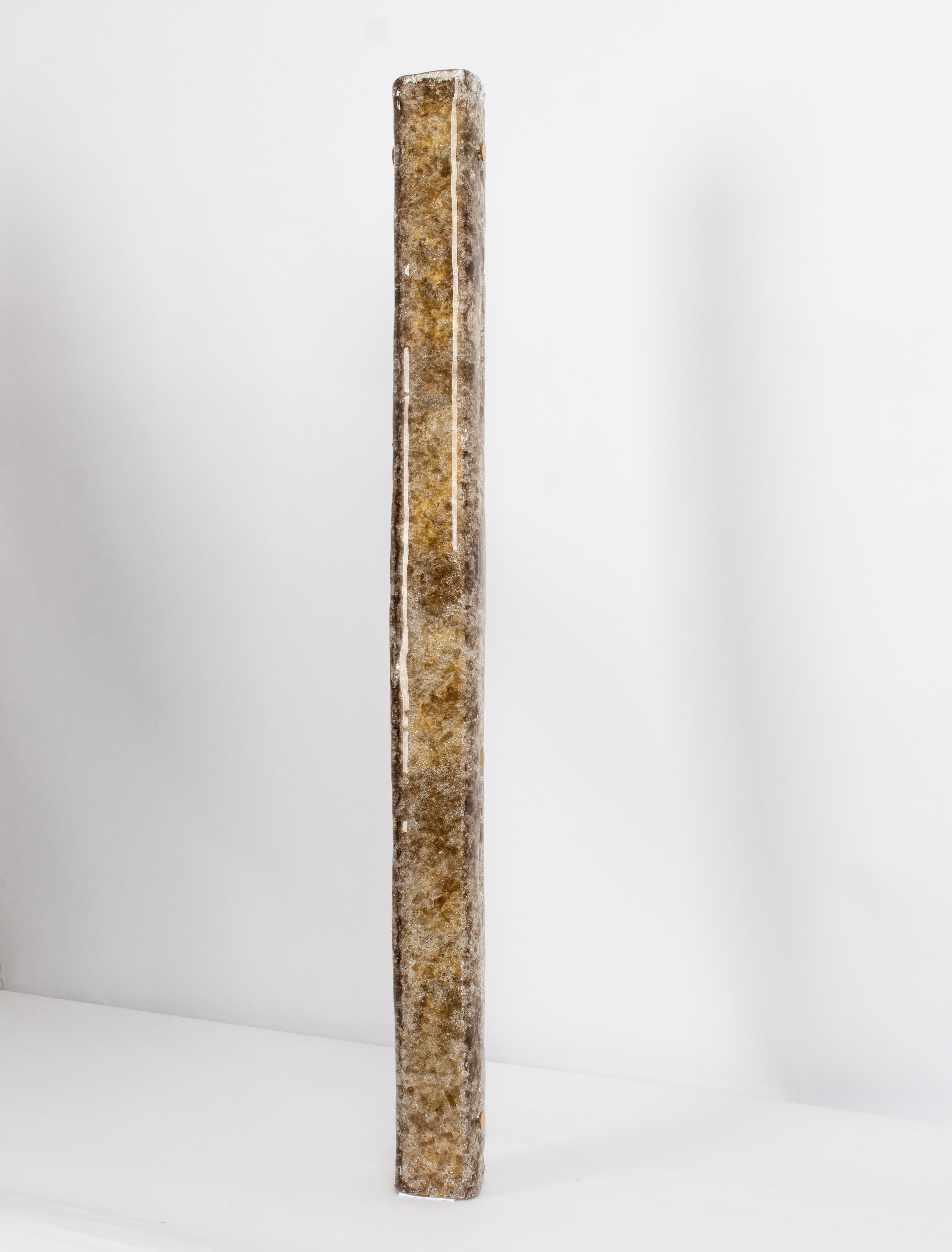 Pareja de apliques de cristal de Murano soplado grueso y texturado, fabricados por Kaiser Leuchten, Alemania, hacia 1970-1979.

Alta calidad y en muy buen estado. Limpio, bien cableado y listo para usar. 

El maravilloso cristal de tonos oscuros
