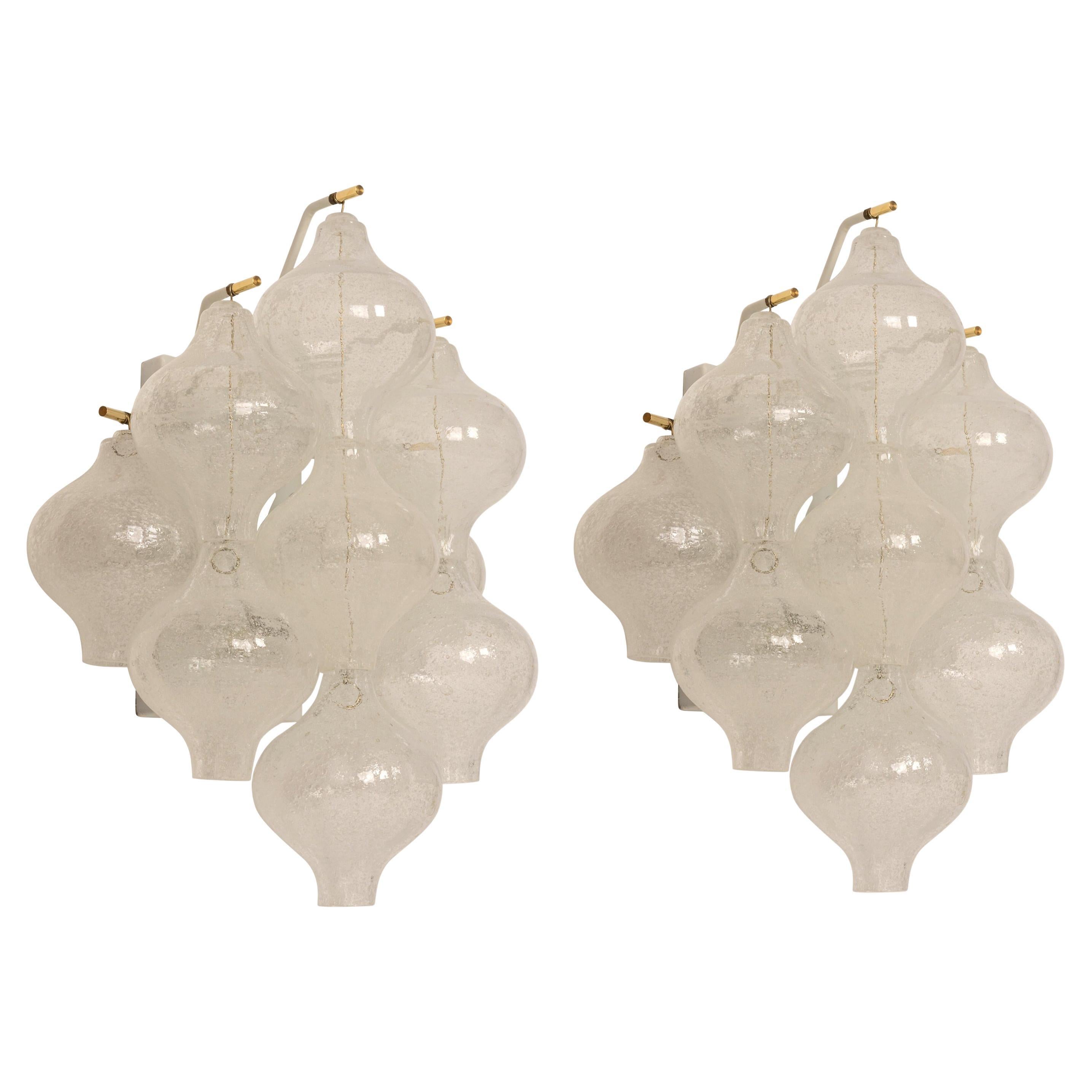 Splendida coppia di appliques della metà del secolo scorso, prodotte da Kalmar, Austria, circa 1970-1979.
Ogni bicchiere a forma di tulipano è fatto a mano, il che rende ogni pezzo di vetro un pezzo unico. Ogni applique è composta da 7 pezzi di
