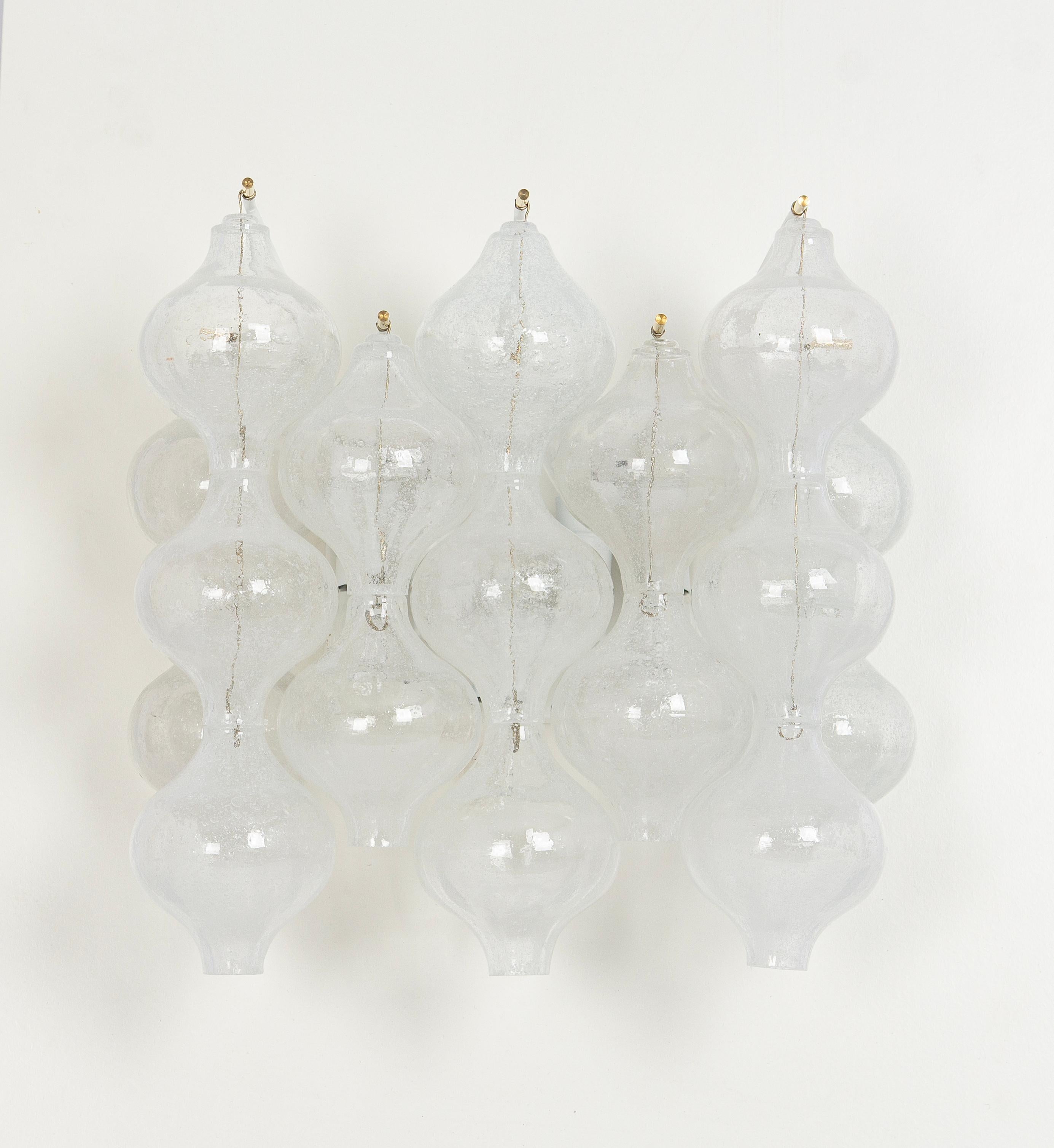 Maravillosa pareja de apliques de pared de mediados de siglo, fabricados por Kalmar, Austria, hacia 1970-1979.
Cada vaso con forma de tulipán está hecho a mano, lo que hace de cada vaso una pieza única. Cada aplique está hecho de  17 piezas de