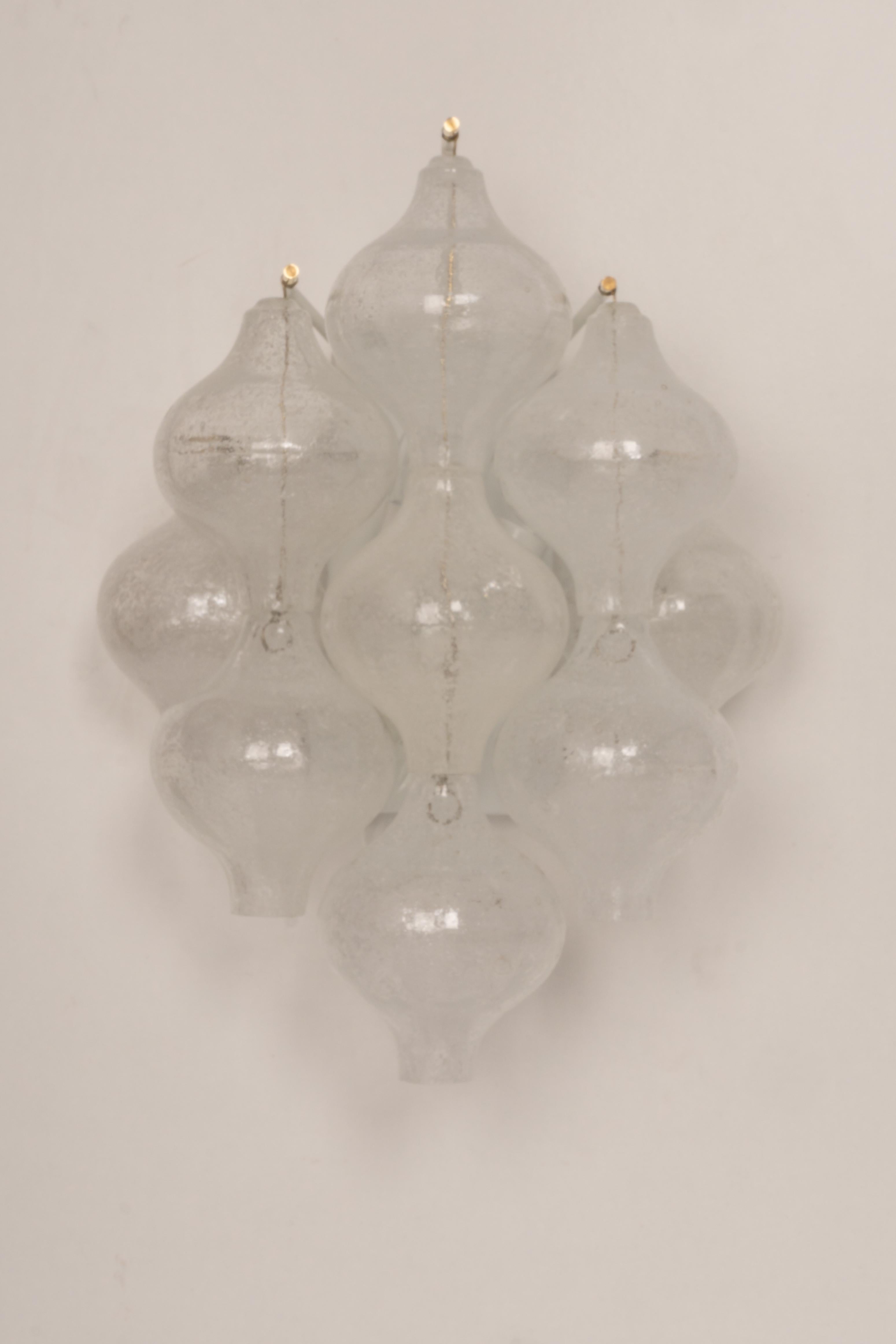 Maravillosa pareja de apliques de pared de mediados de siglo, fabricados por Kalmar, Austria, hacia 1970-1979.
Cada vaso con forma de tulipán está hecho a mano, lo que hace de cada vaso una pieza única. Cada candelabro está formado por 7 piezas de