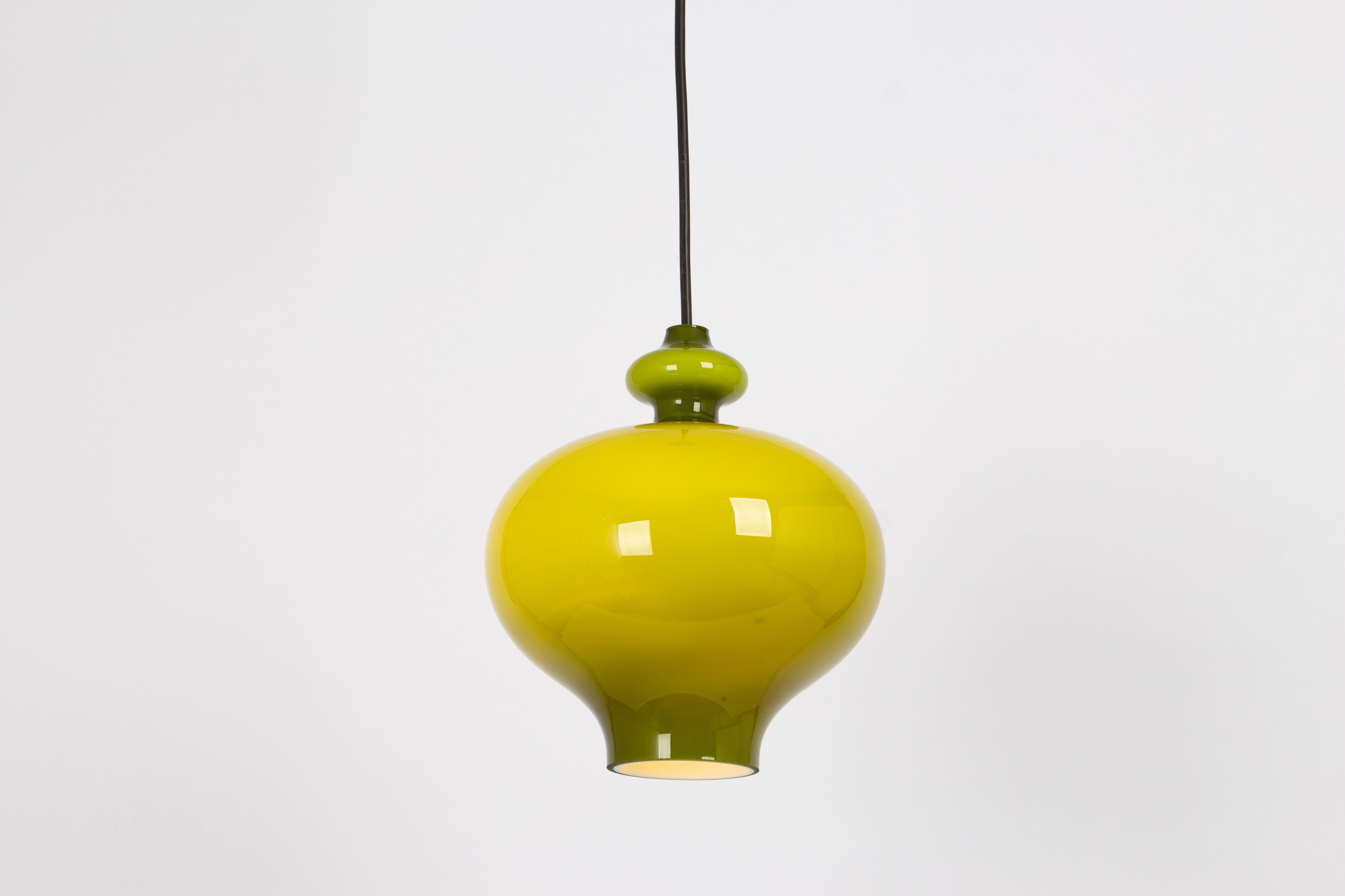 Fin du 20e siècle 1 des 3 petites lampes suspendues vertes conçues par Hans-Agne Jakobsson pour Staff  1970s en vente